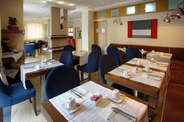 Restaurant/places to eat in Hotel Messenion