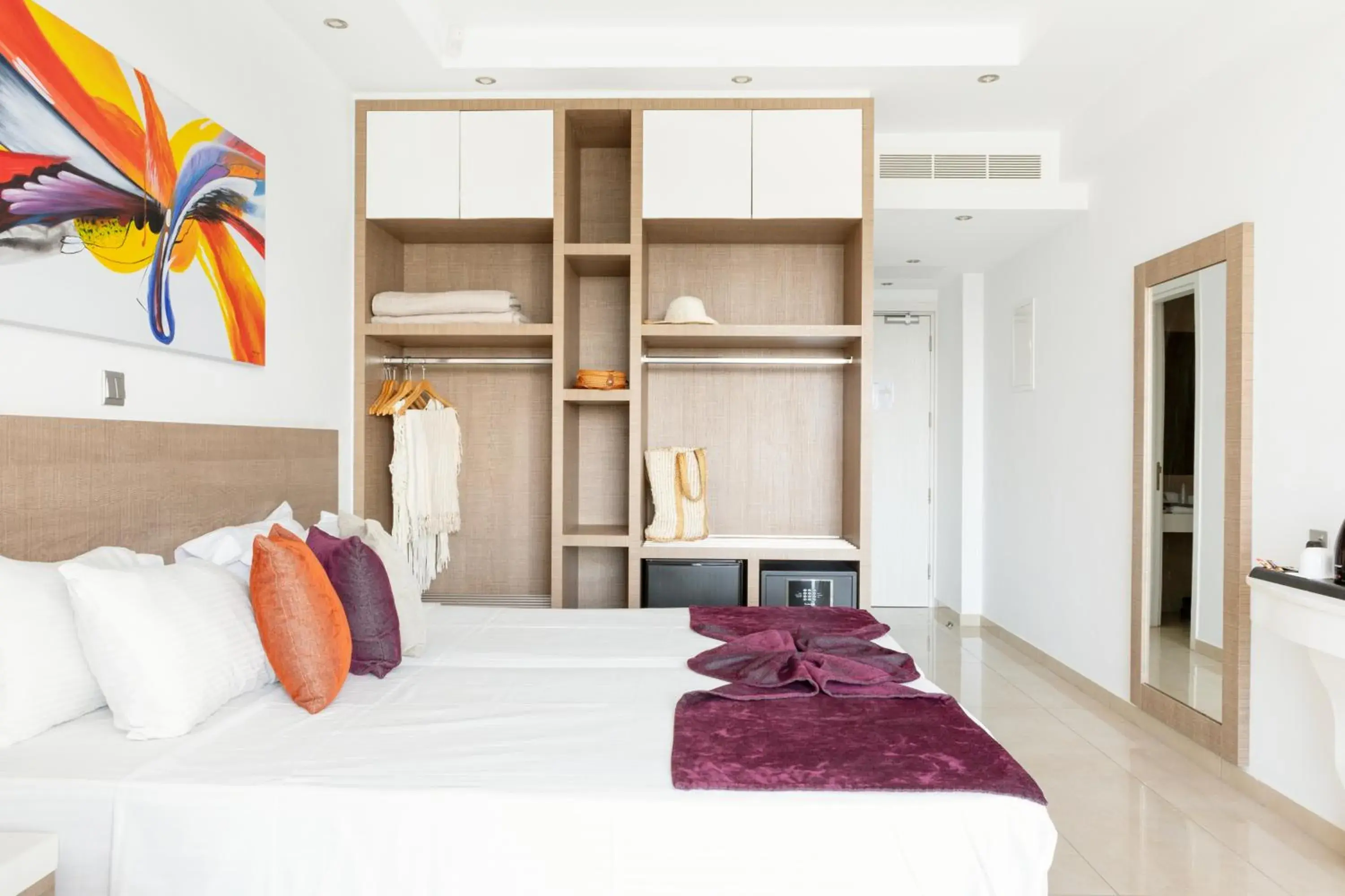 Photo of the whole room, Bed in Amethyst Napa Hotel & Spa Photo of the whole room, Bed in Amethyst Napa Hotel & Spa