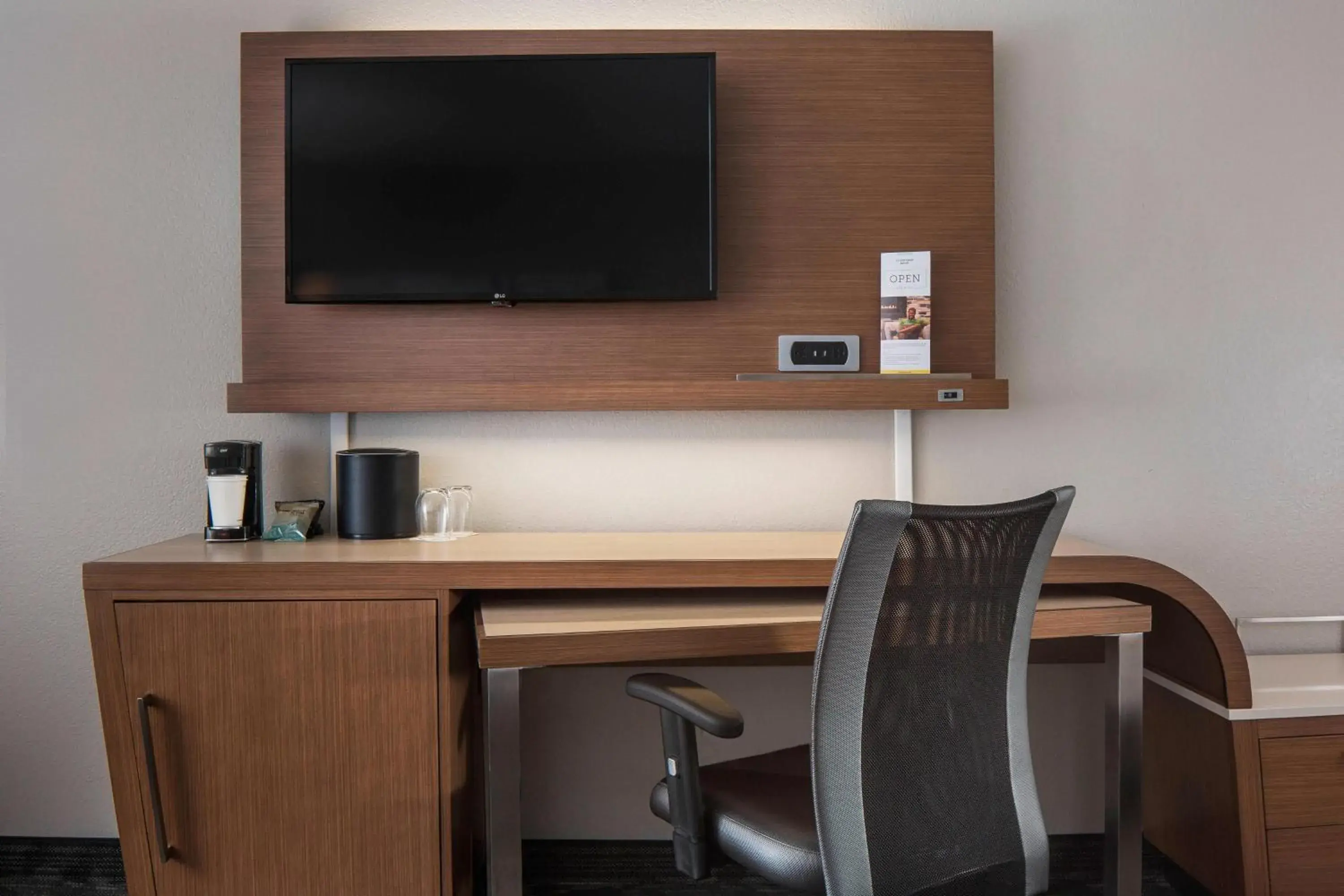 Queen Room with Two Queen Beds in Courtyard by Marriott Daytona Beach Speedway/Airport Queen Room with Two Queen Beds in Courtyard by Marriott Daytona Beach Speedway/Airport