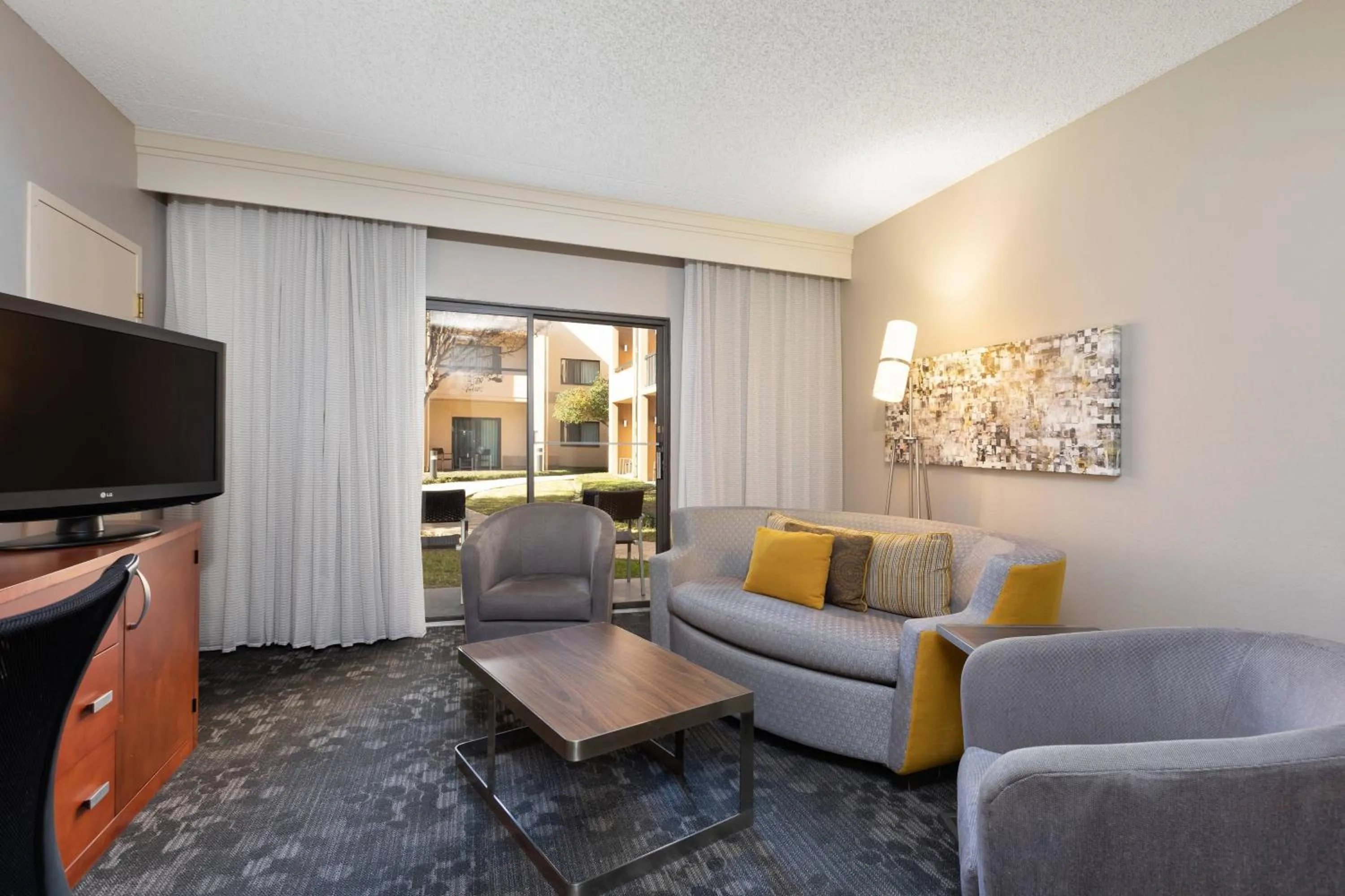 Living room in Courtyard by Marriott Dallas-Fort Worth/Bedford