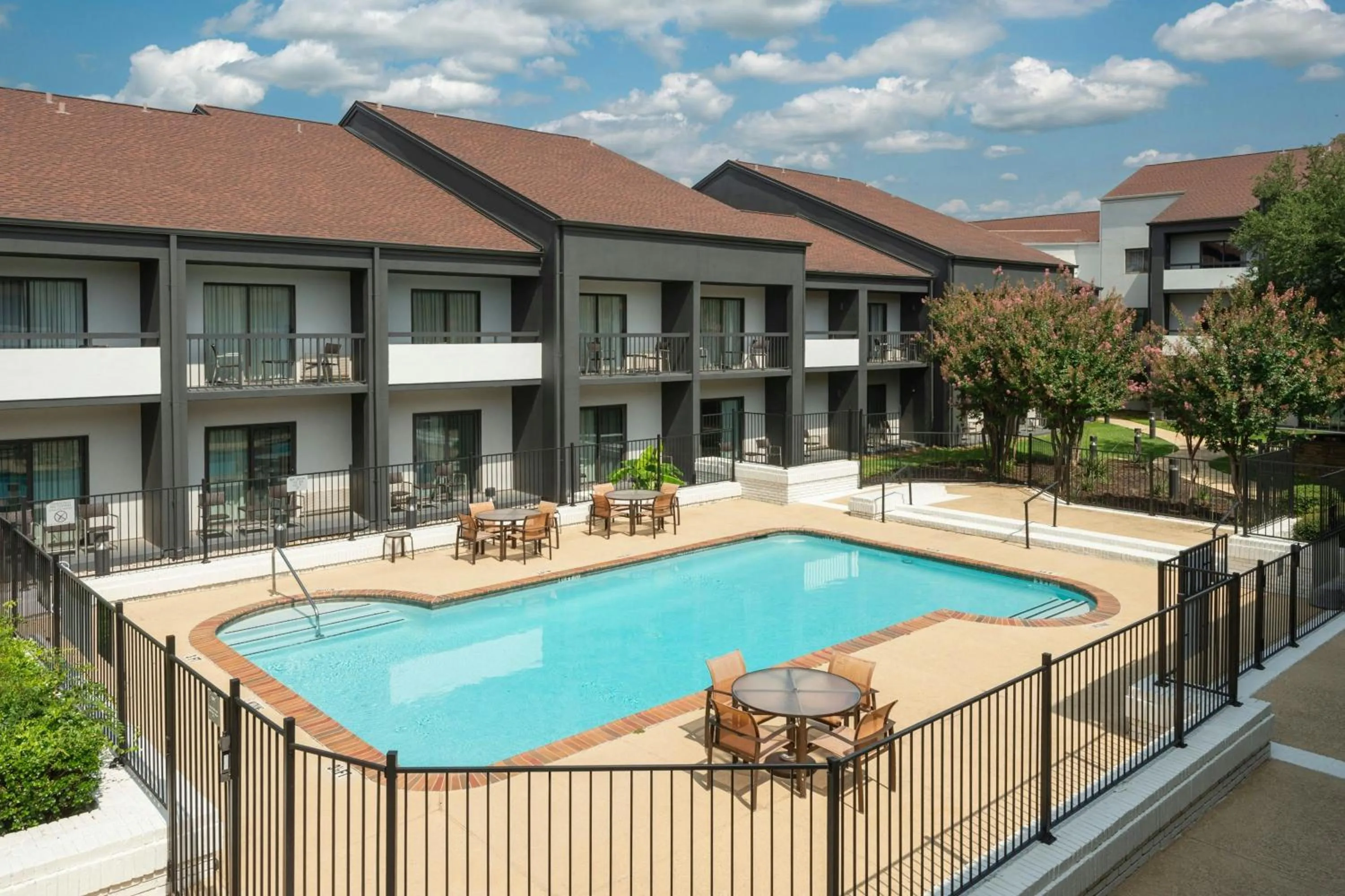 Swimming pool in Courtyard by Marriott Dallas-Fort Worth/Bedford
