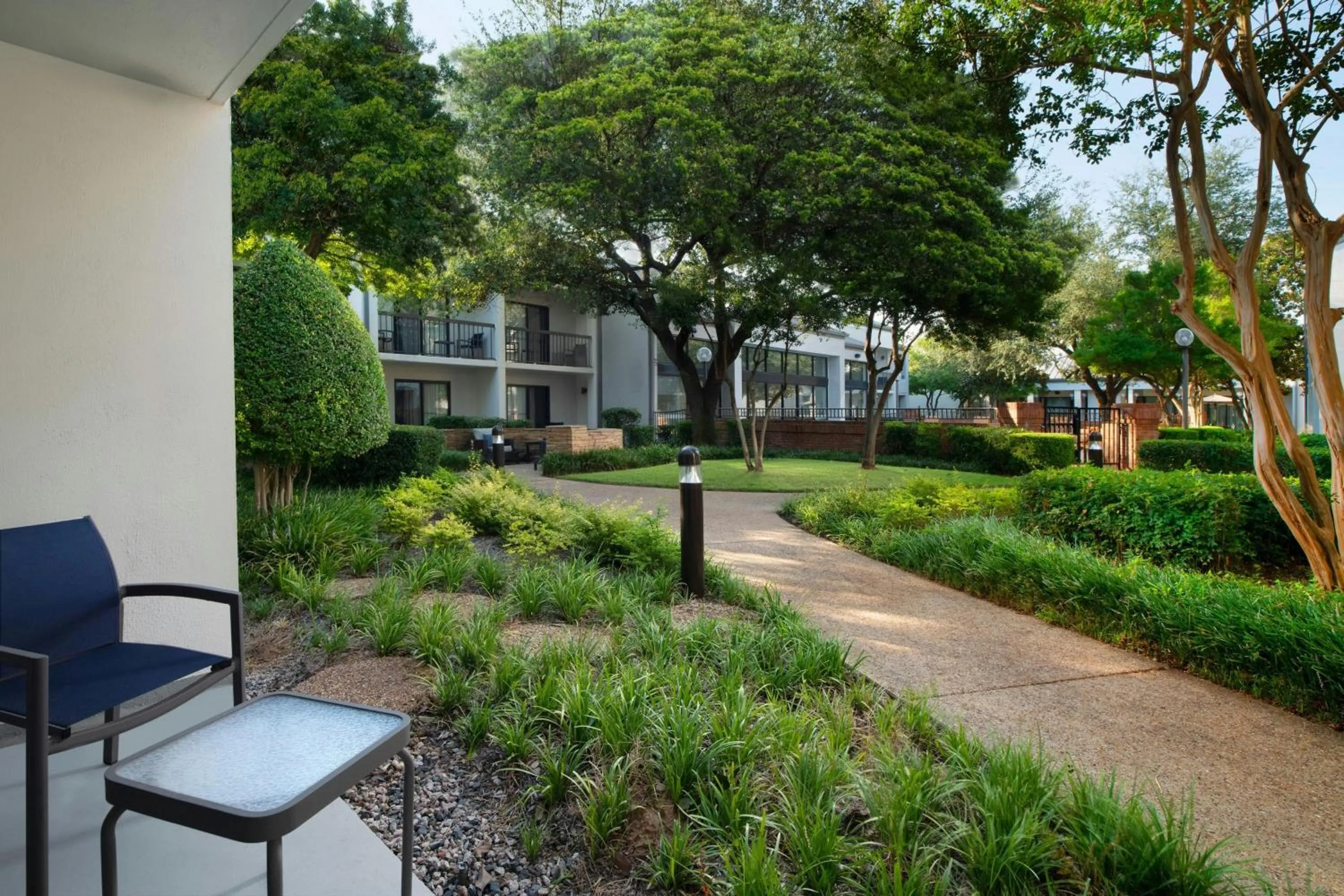 Photo of the whole room in Courtyard Dallas Las Colinas