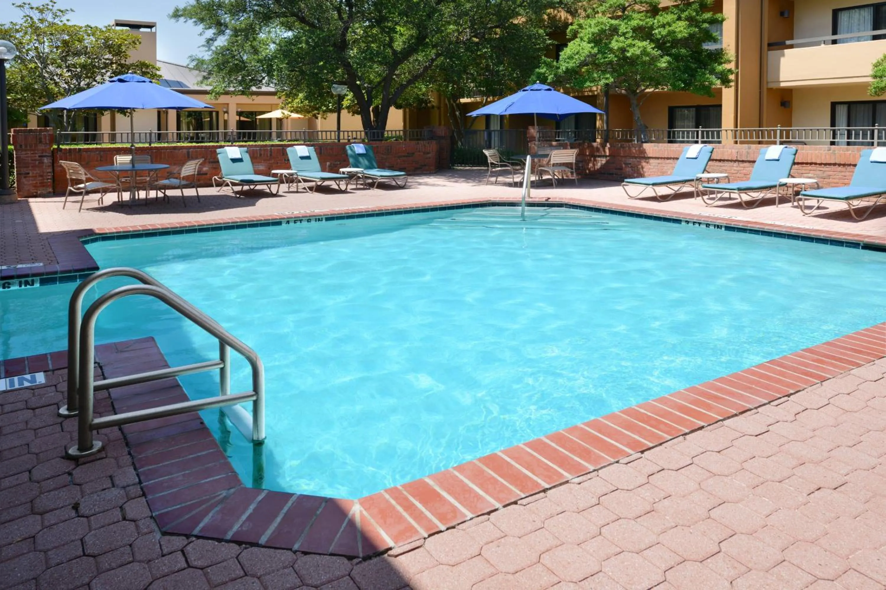 Swimming pool in Courtyard Dallas Las Colinas