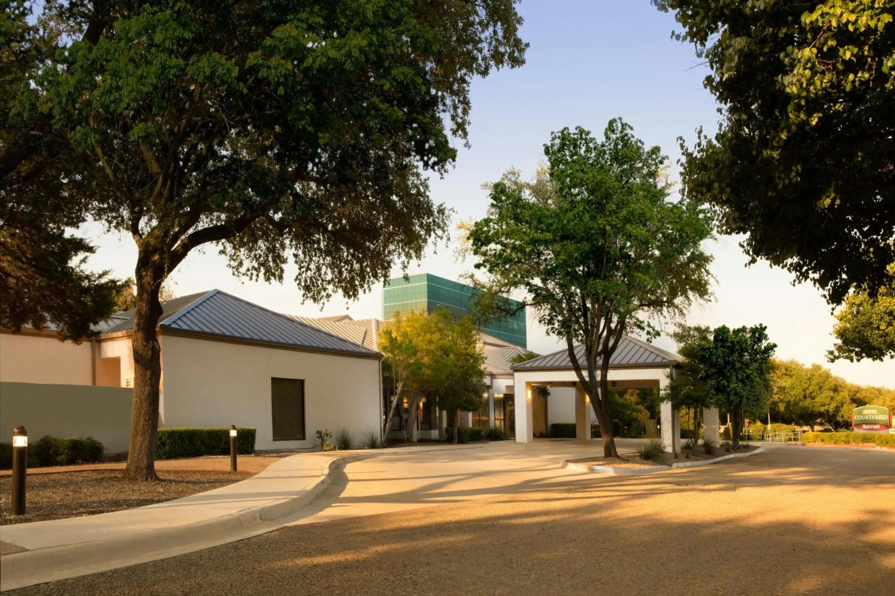 Property building in Courtyard Dallas Las Colinas