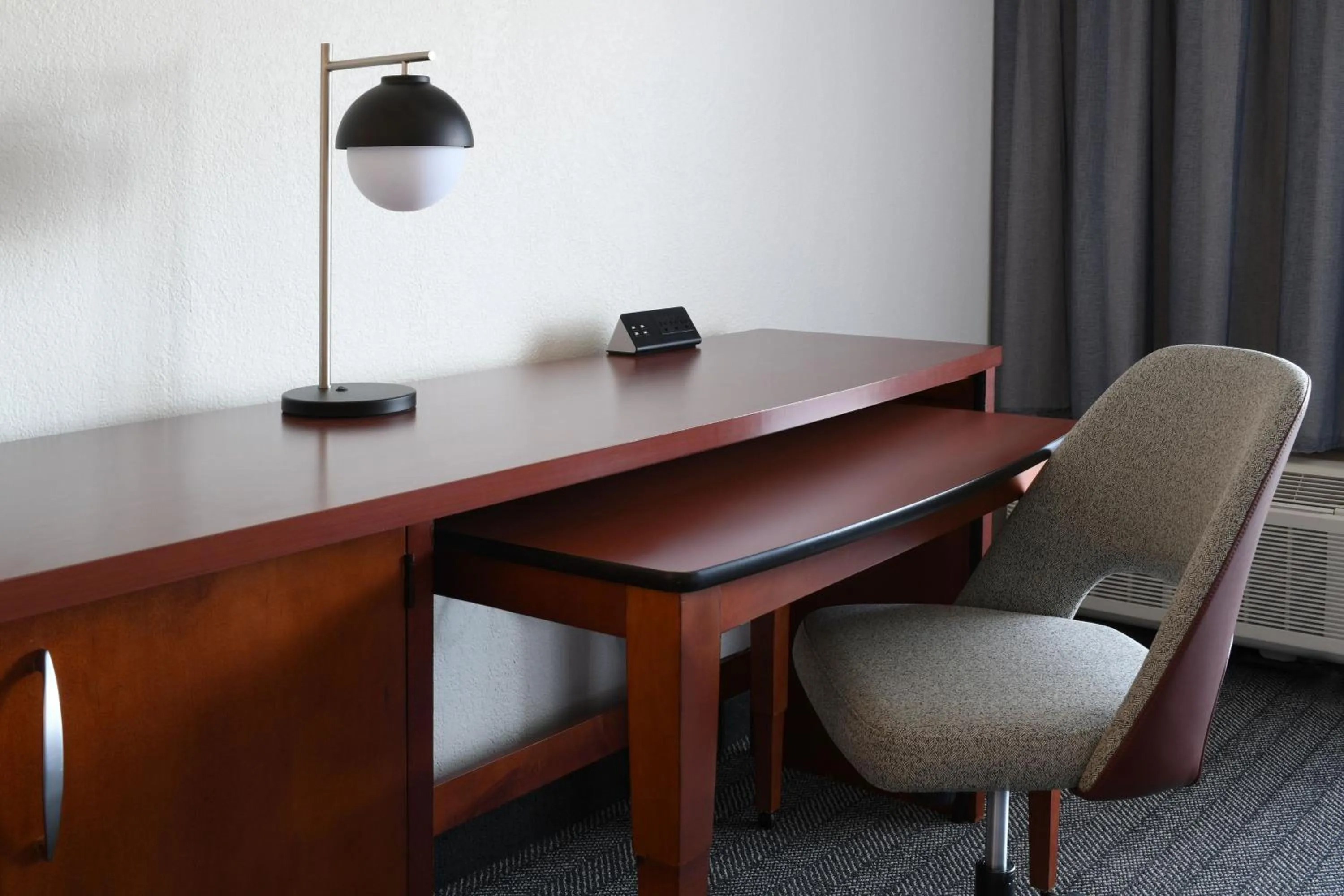 Photo of the whole room in Courtyard Dallas Las Colinas