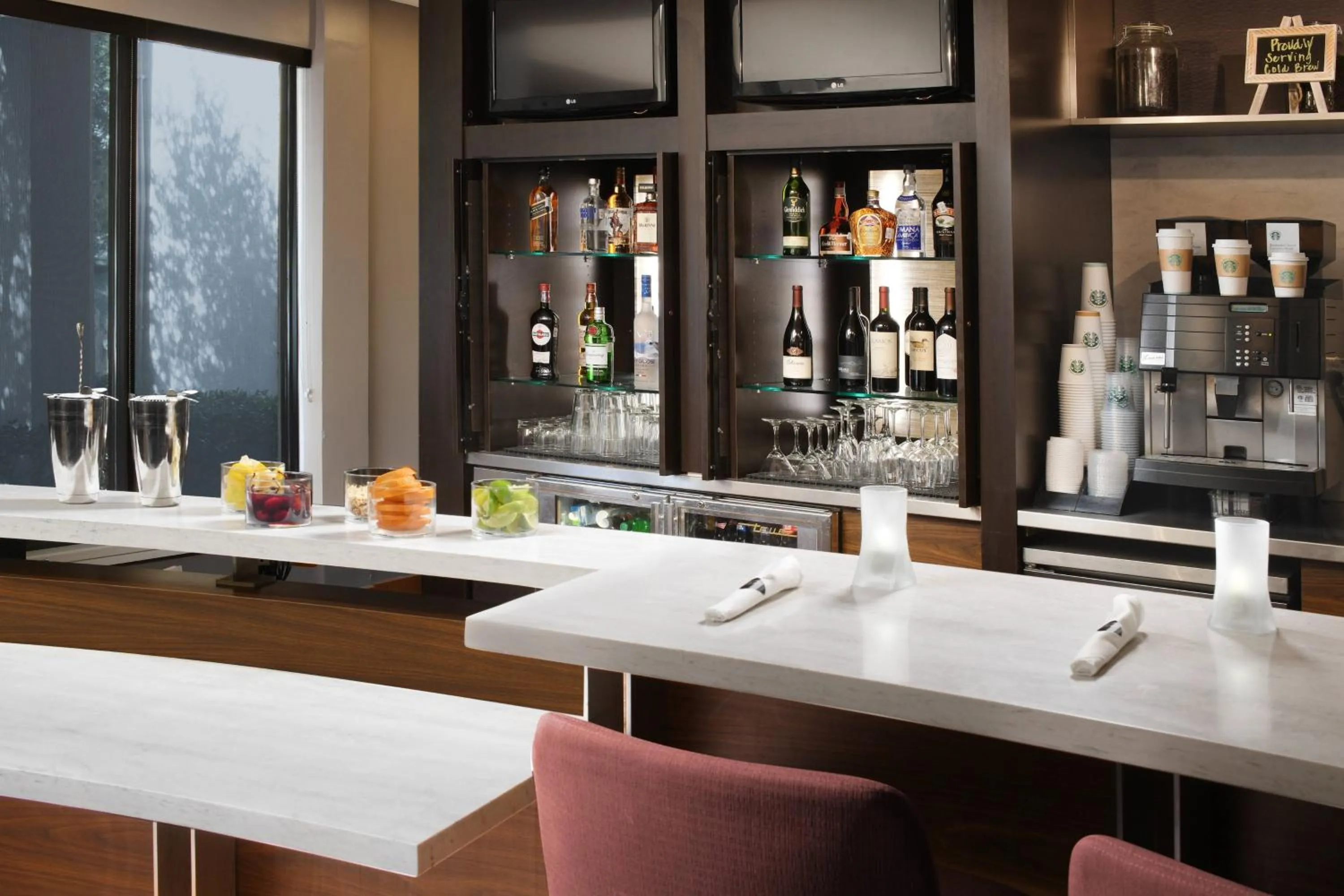 Lounge or bar in Courtyard Dallas Las Colinas