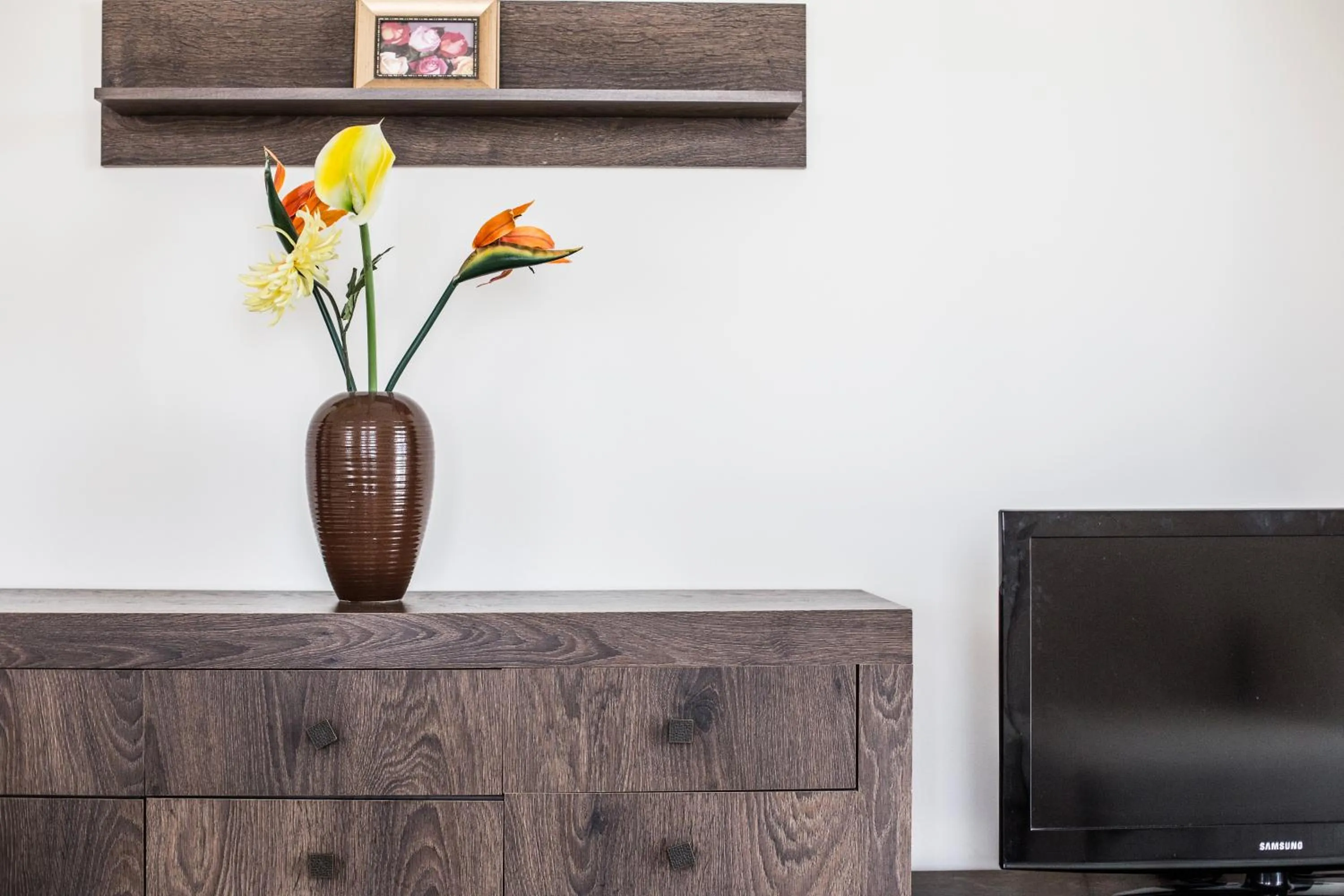 Communal lounge/ TV room in Senator Warsaw Apartments