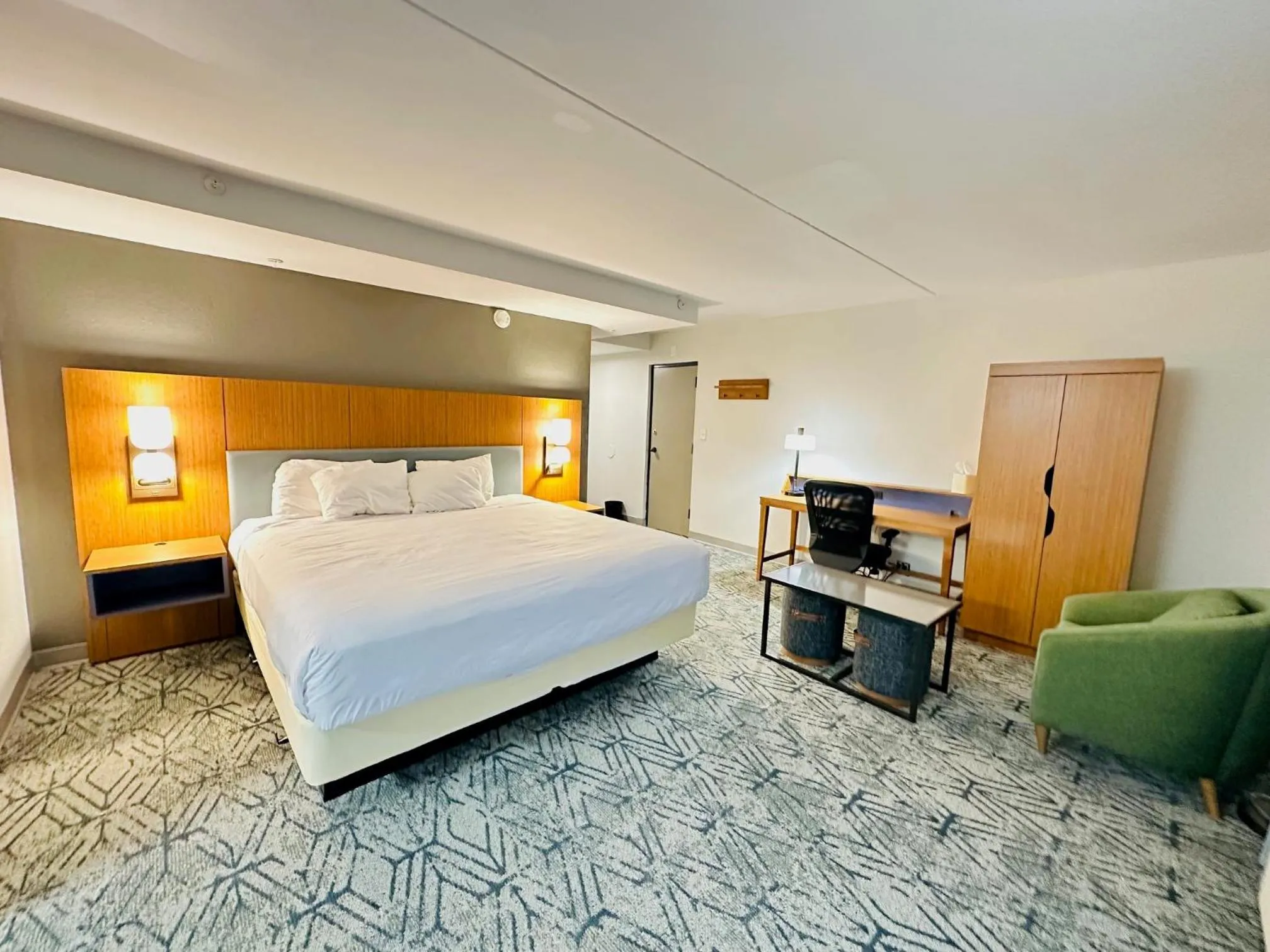 Living room in Country Inn & Suites by Radisson, Canton near Hall of Fame