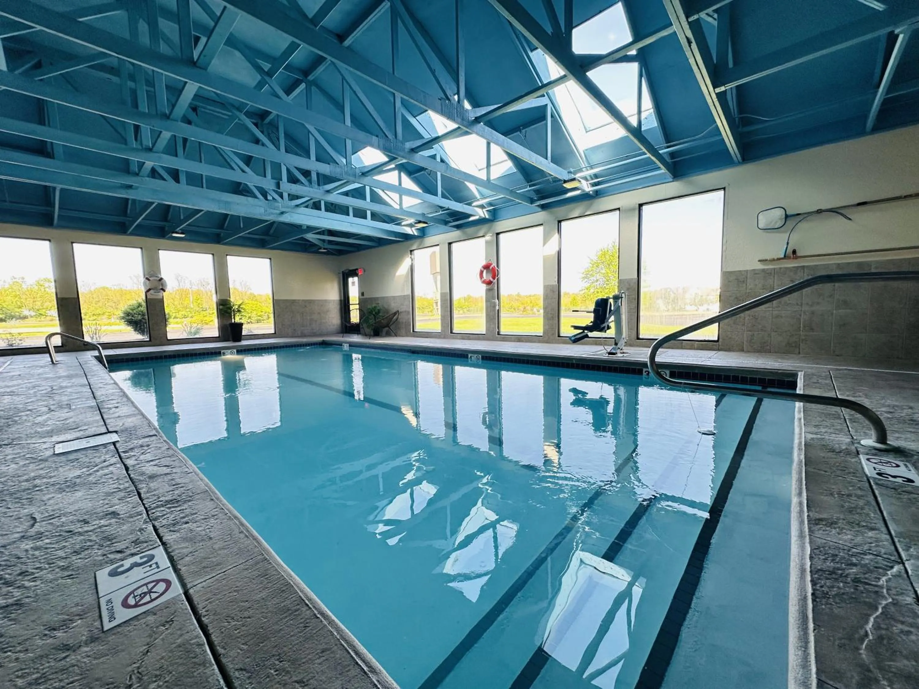 Swimming pool in Country Inn & Suites by Radisson, Canton near Hall of Fame