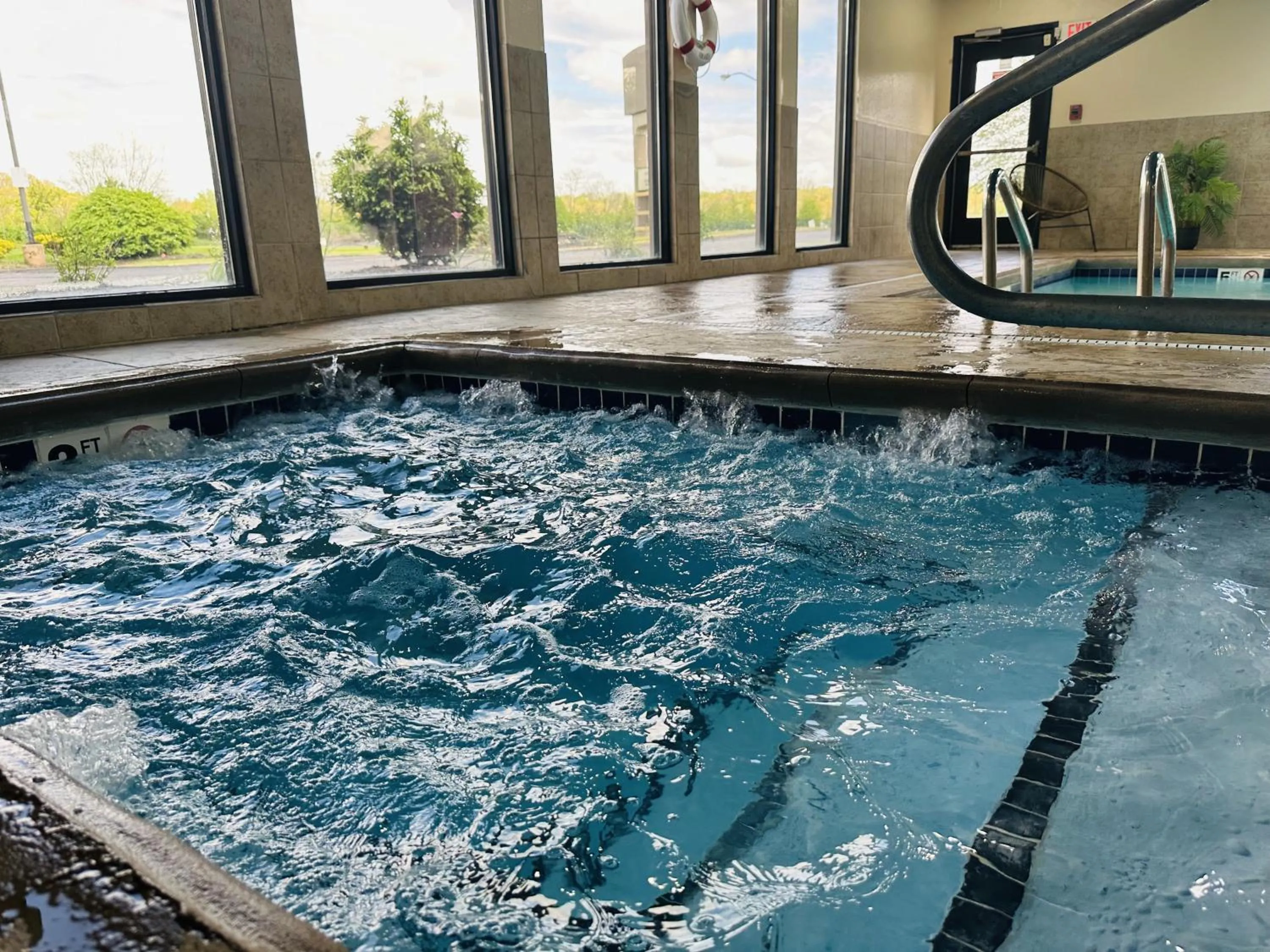 Swimming pool in Country Inn & Suites by Radisson, Canton near Hall of Fame