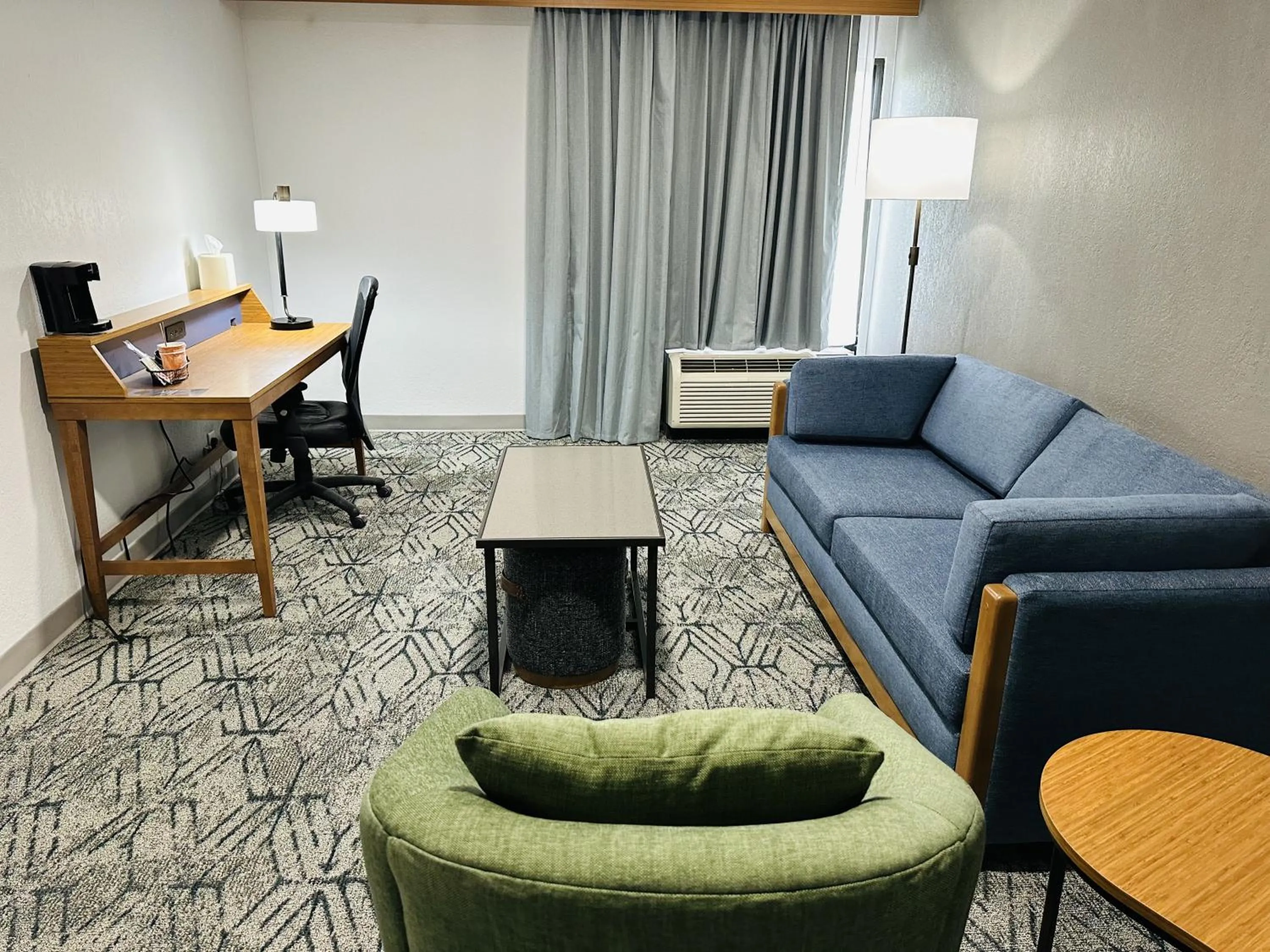 Living room in Country Inn & Suites by Radisson, Canton near Hall of Fame