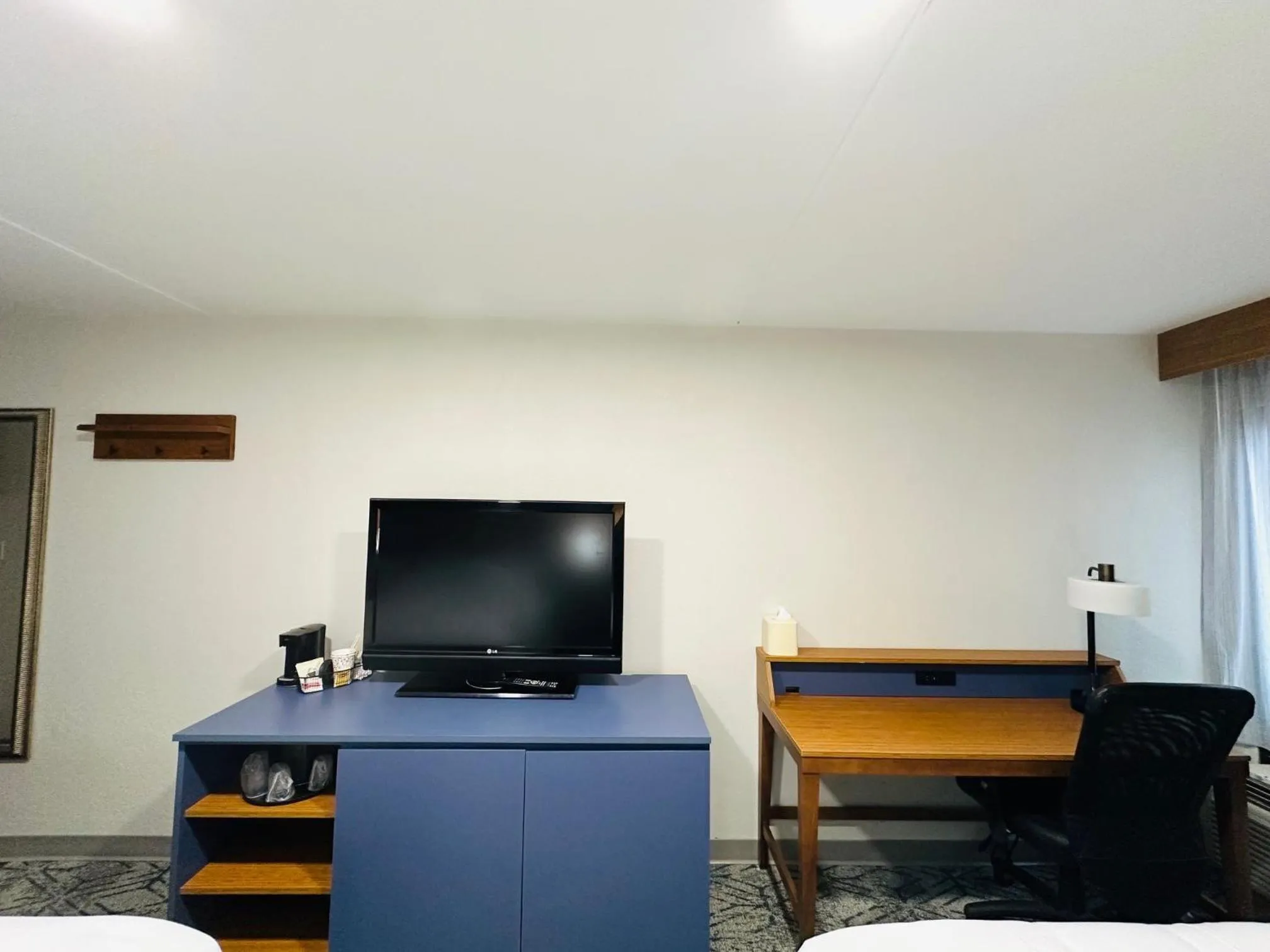 TV and multimedia in Country Inn & Suites by Radisson, Canton near Hall of Fame