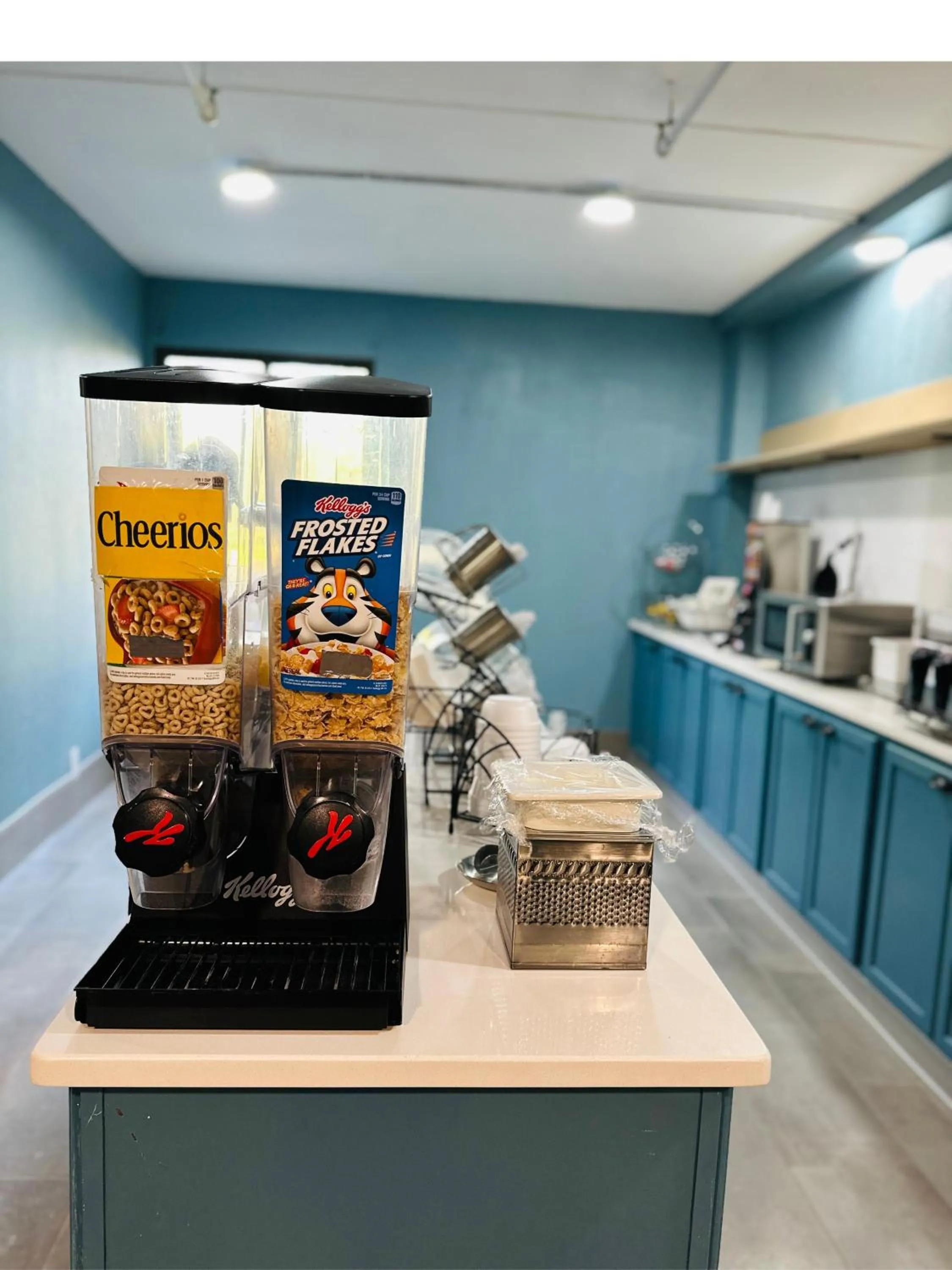 Breakfast in Country Inn & Suites by Radisson, Canton near Hall of Fame