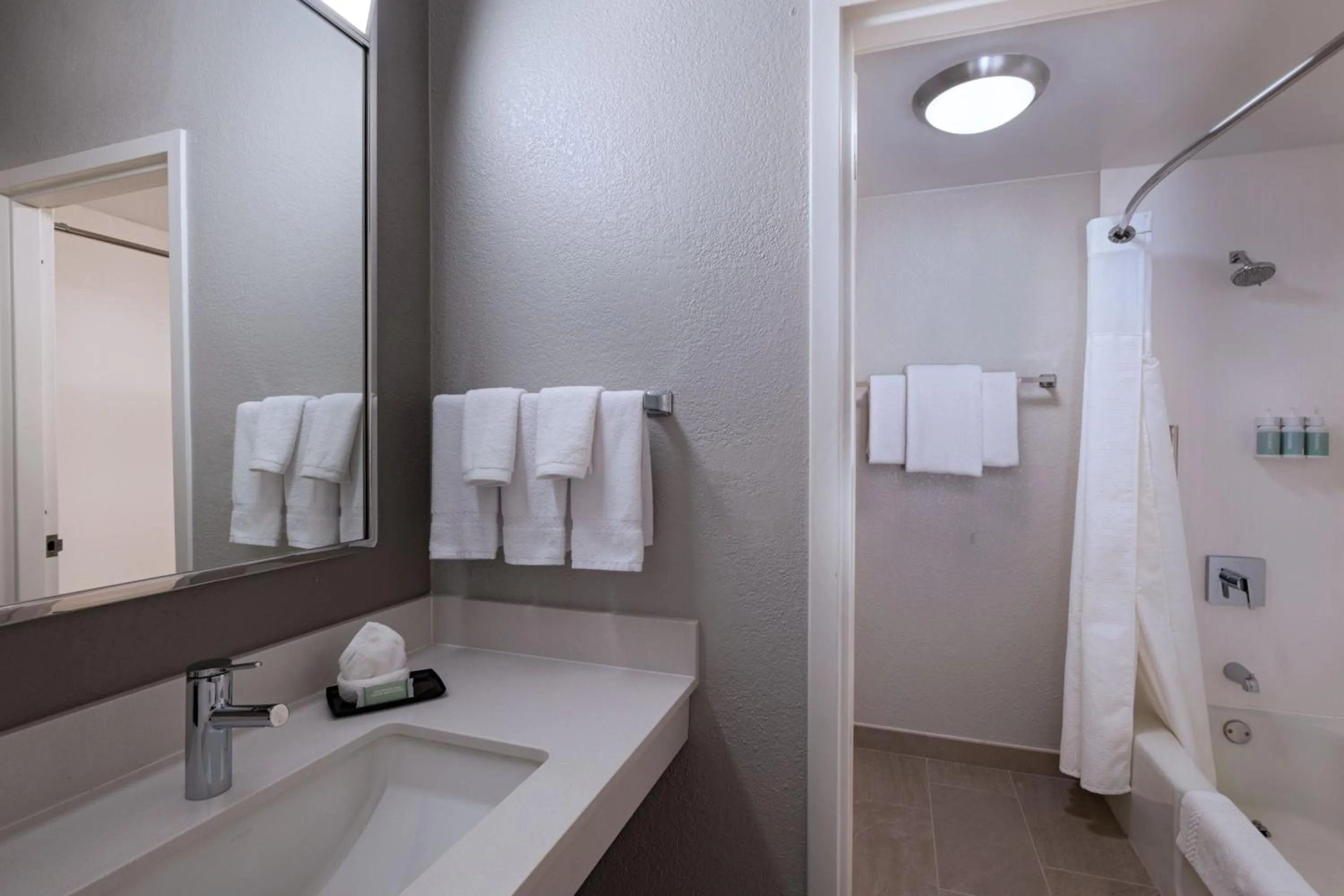 Bathroom in Courtyard by Marriott Dallas Plano Parkway at Preston Road