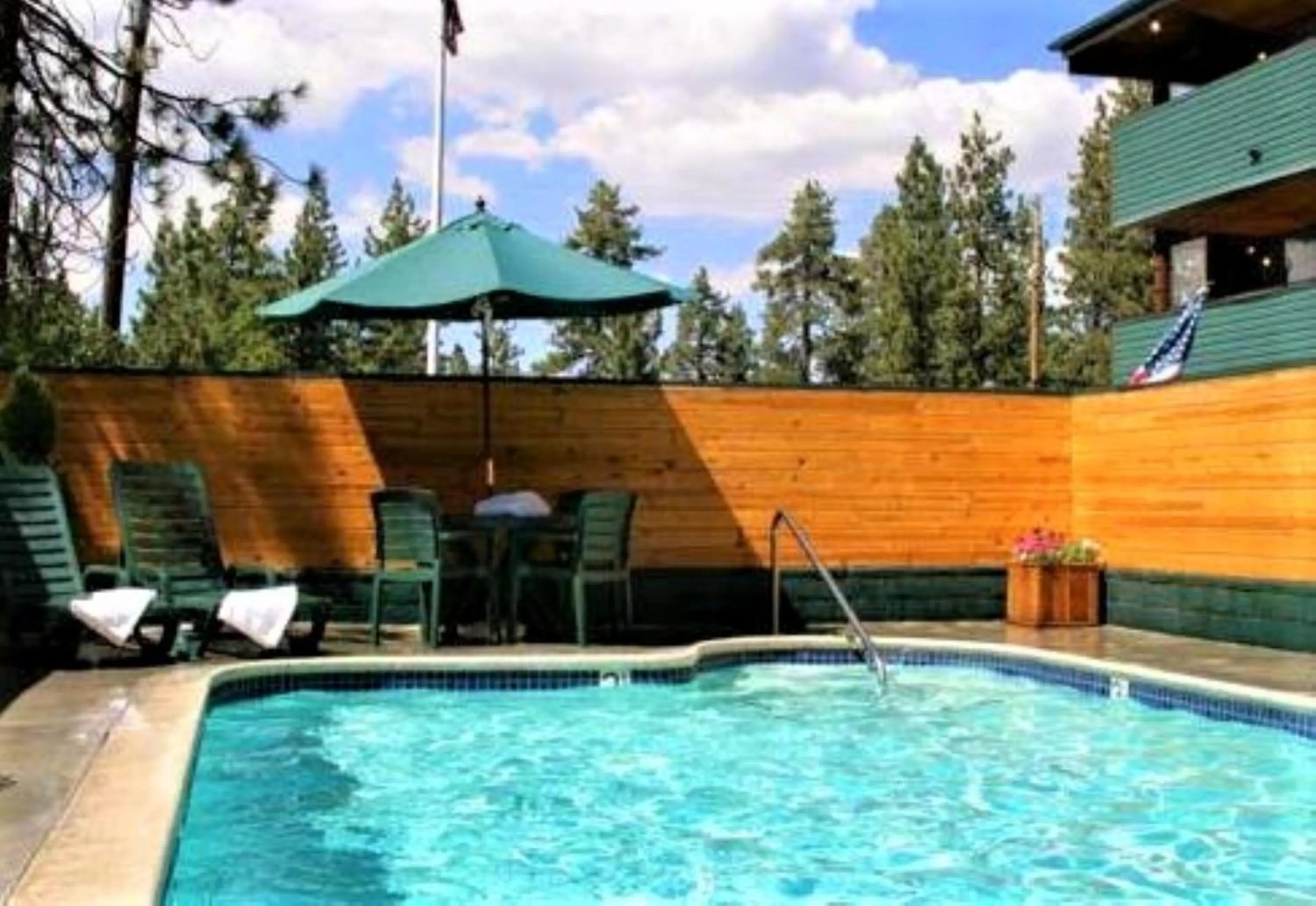 Swimming pool in Snow Lake Lodge