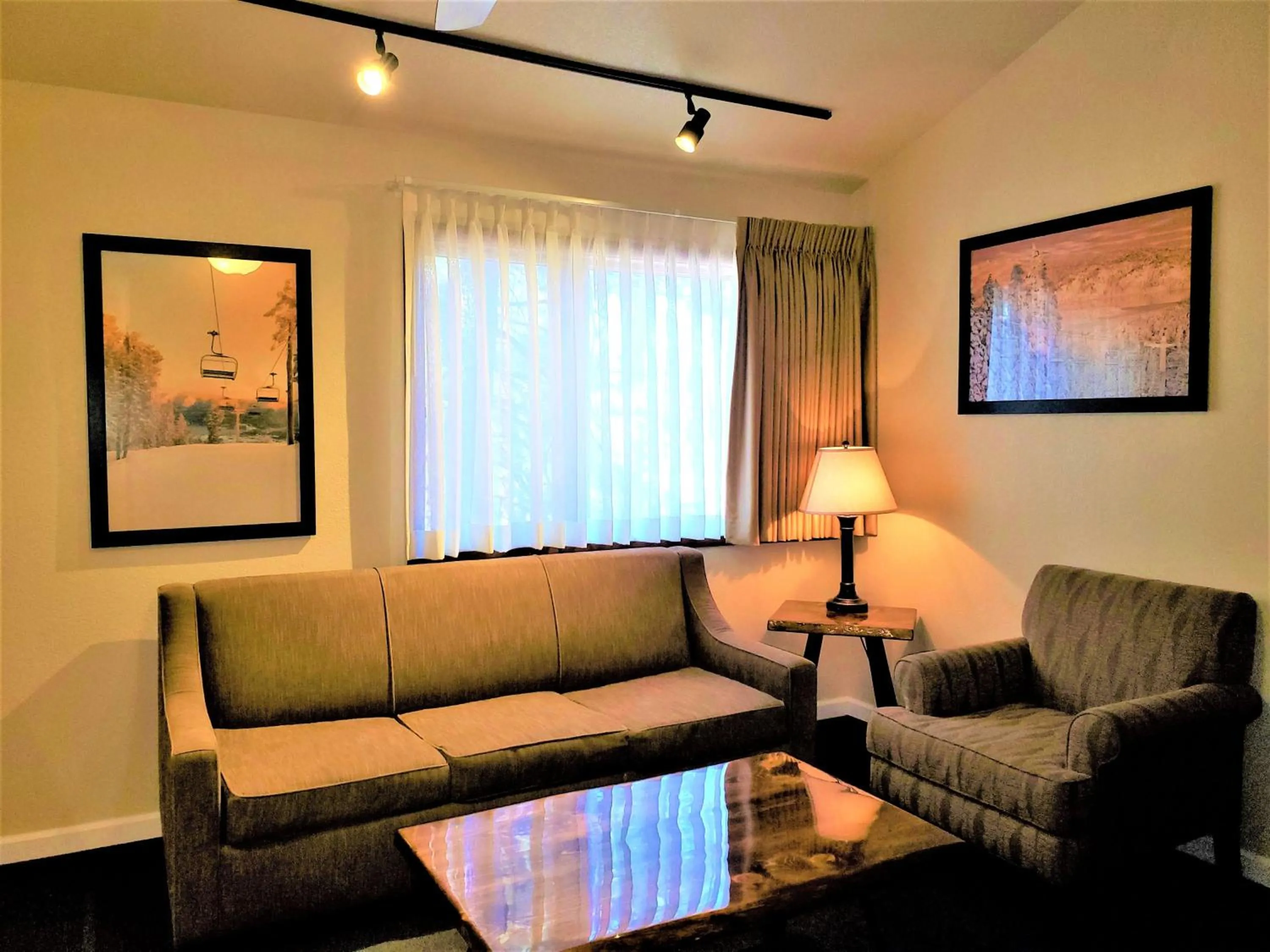 Living room in Snow Lake Lodge