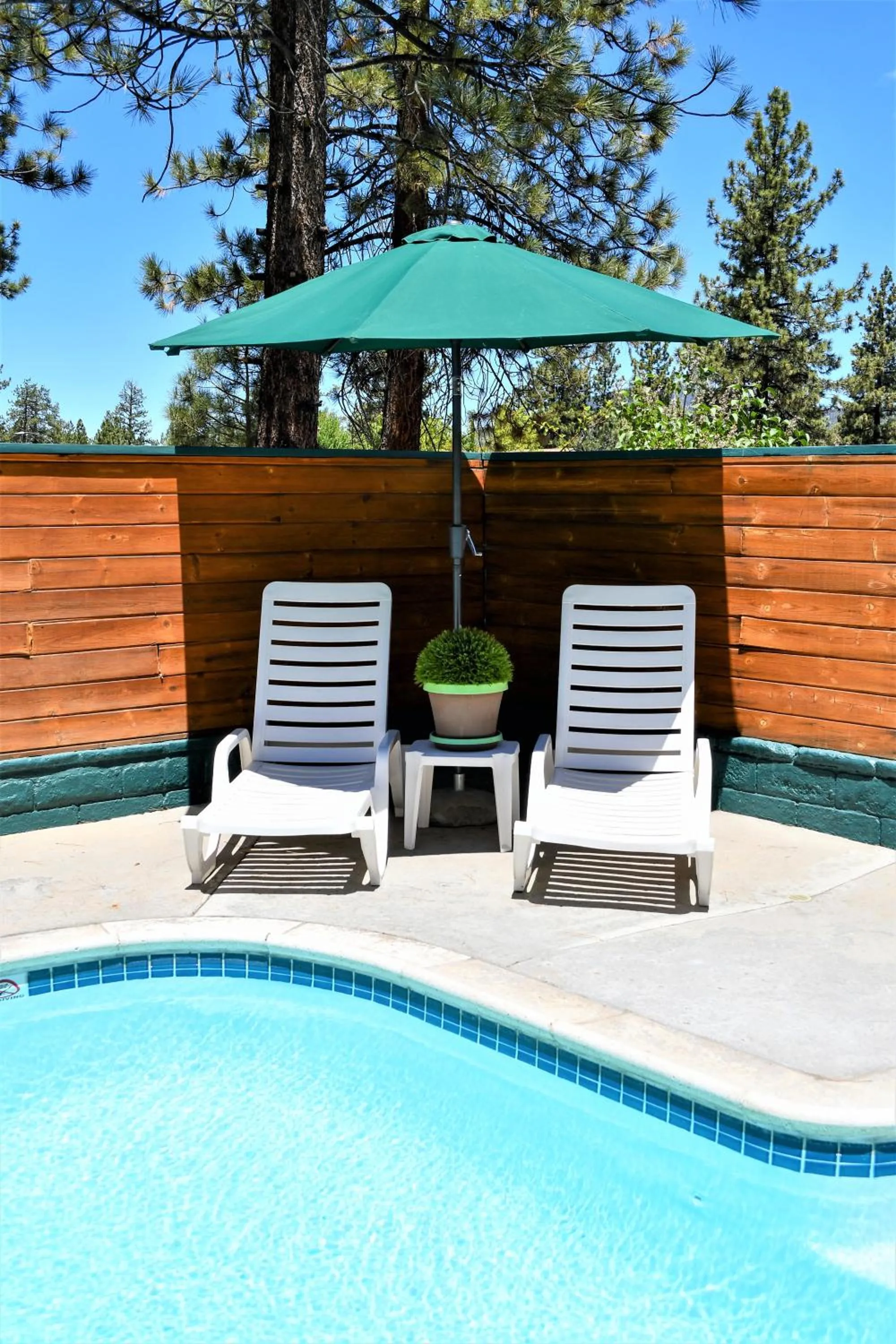 Swimming pool in Snow Lake Lodge