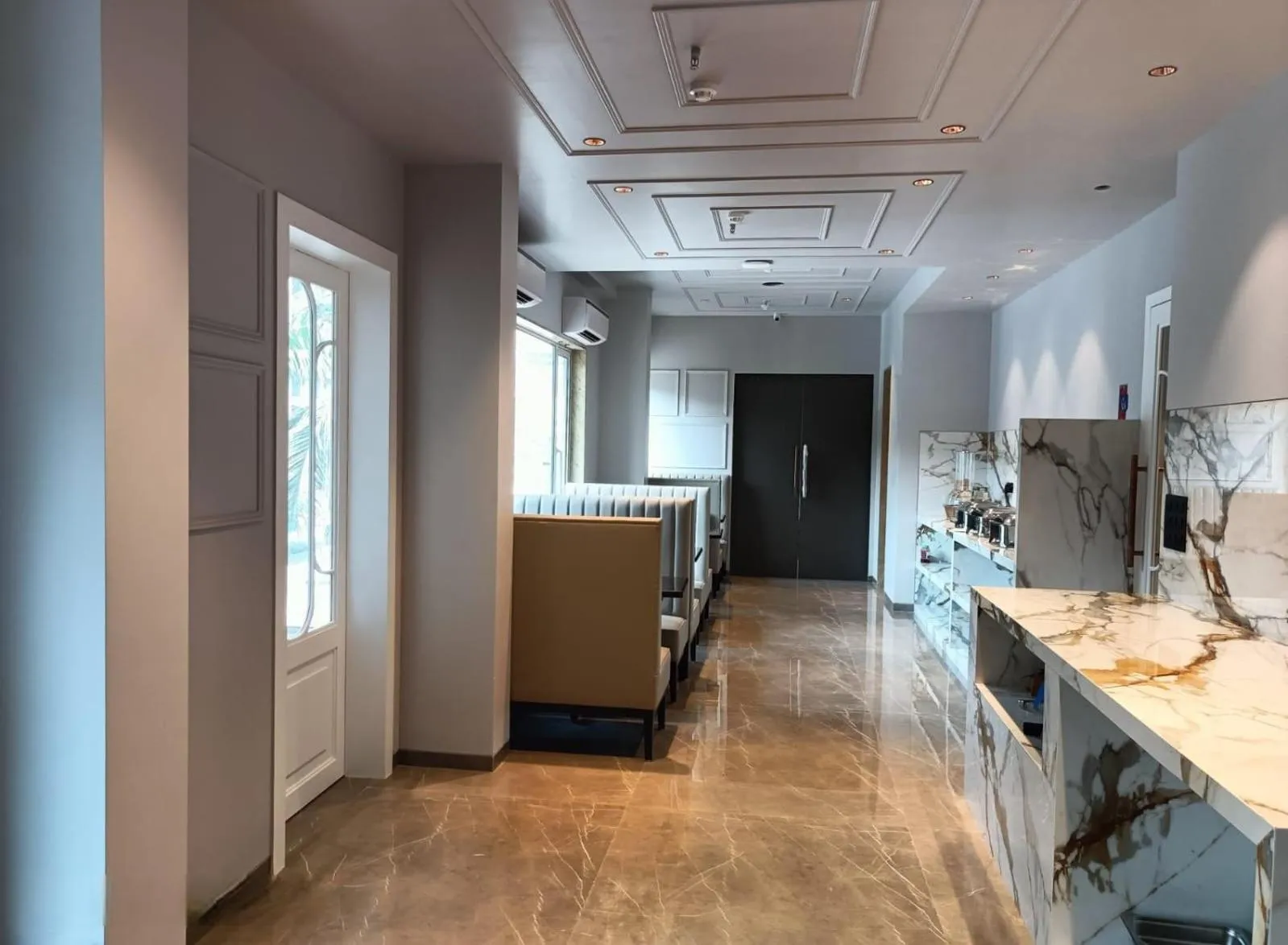 Restaurant/places to eat in J Hotel and Banquets