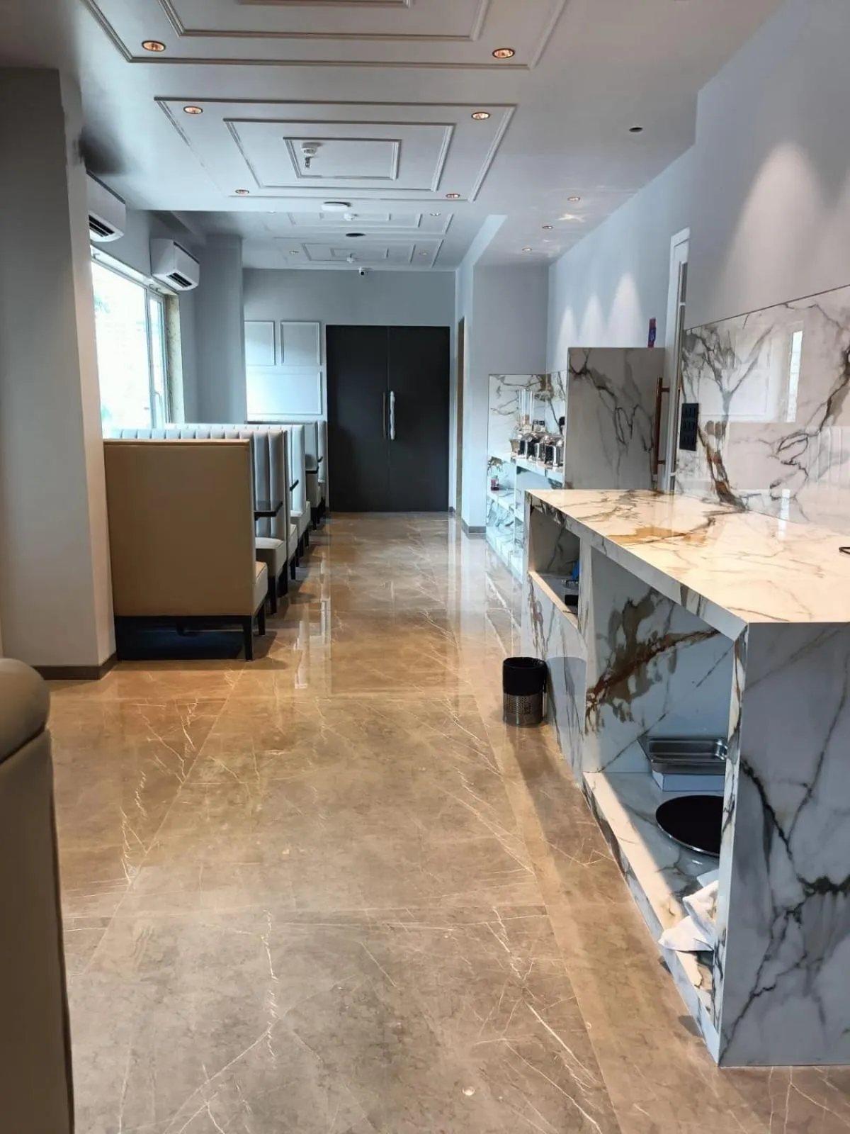 Restaurant/places to eat in J Hotel and Banquets