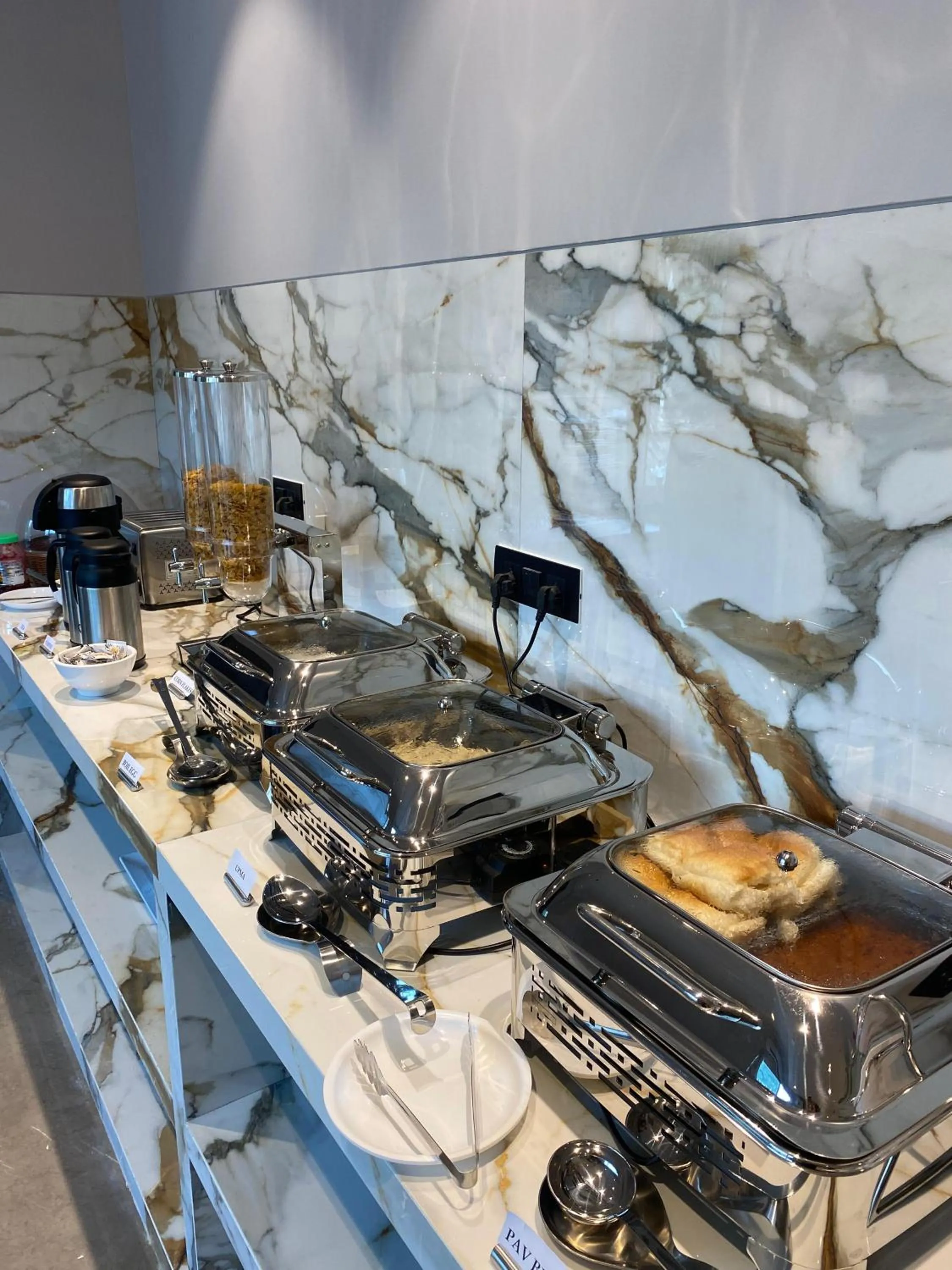 Restaurant/places to eat in J Hotel and Banquets