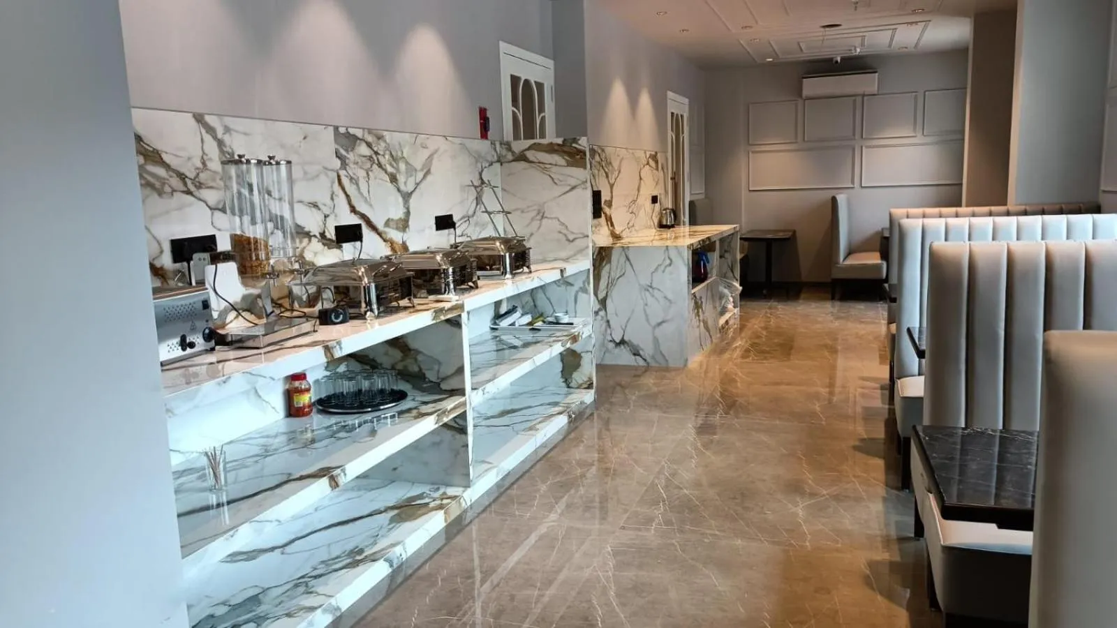 Restaurant/places to eat in J Hotel and Banquets