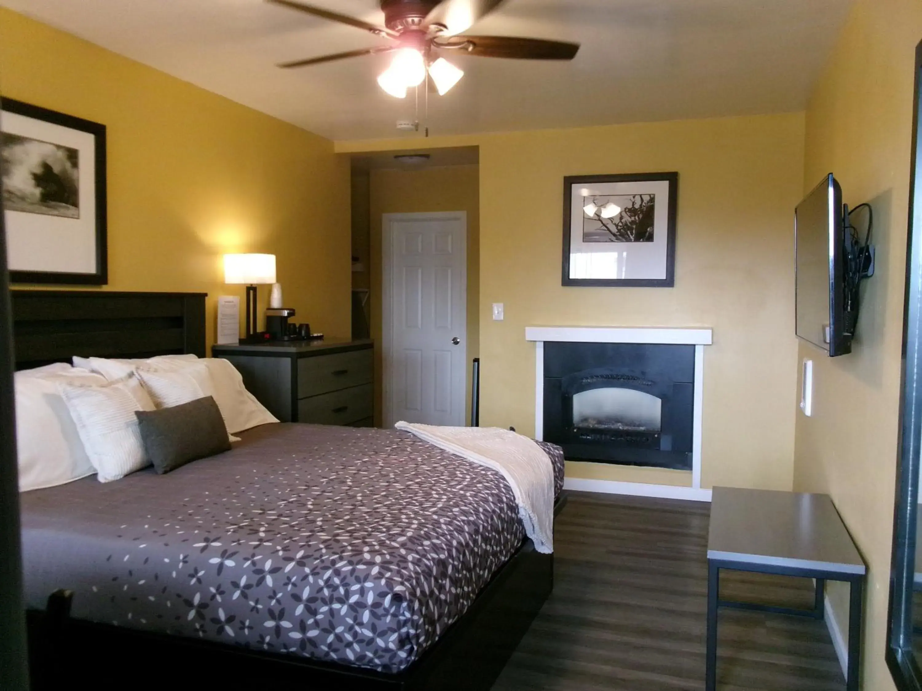 Bedroom, Bed in Carmel Wayfarer Inn Bedroom, Bed in Carmel Wayfarer Inn