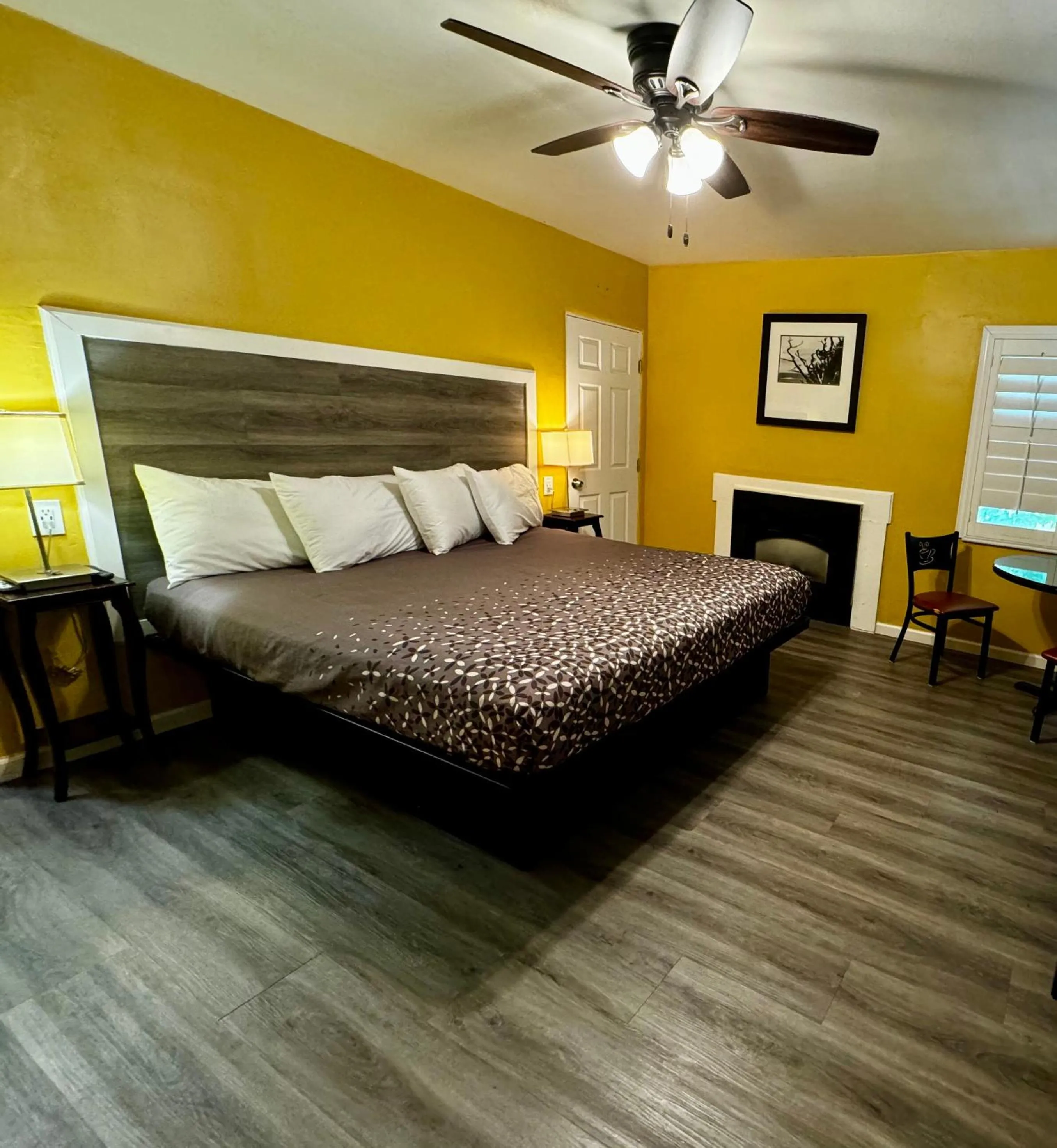 Bedroom, Bed in Carmel Wayfarer Inn