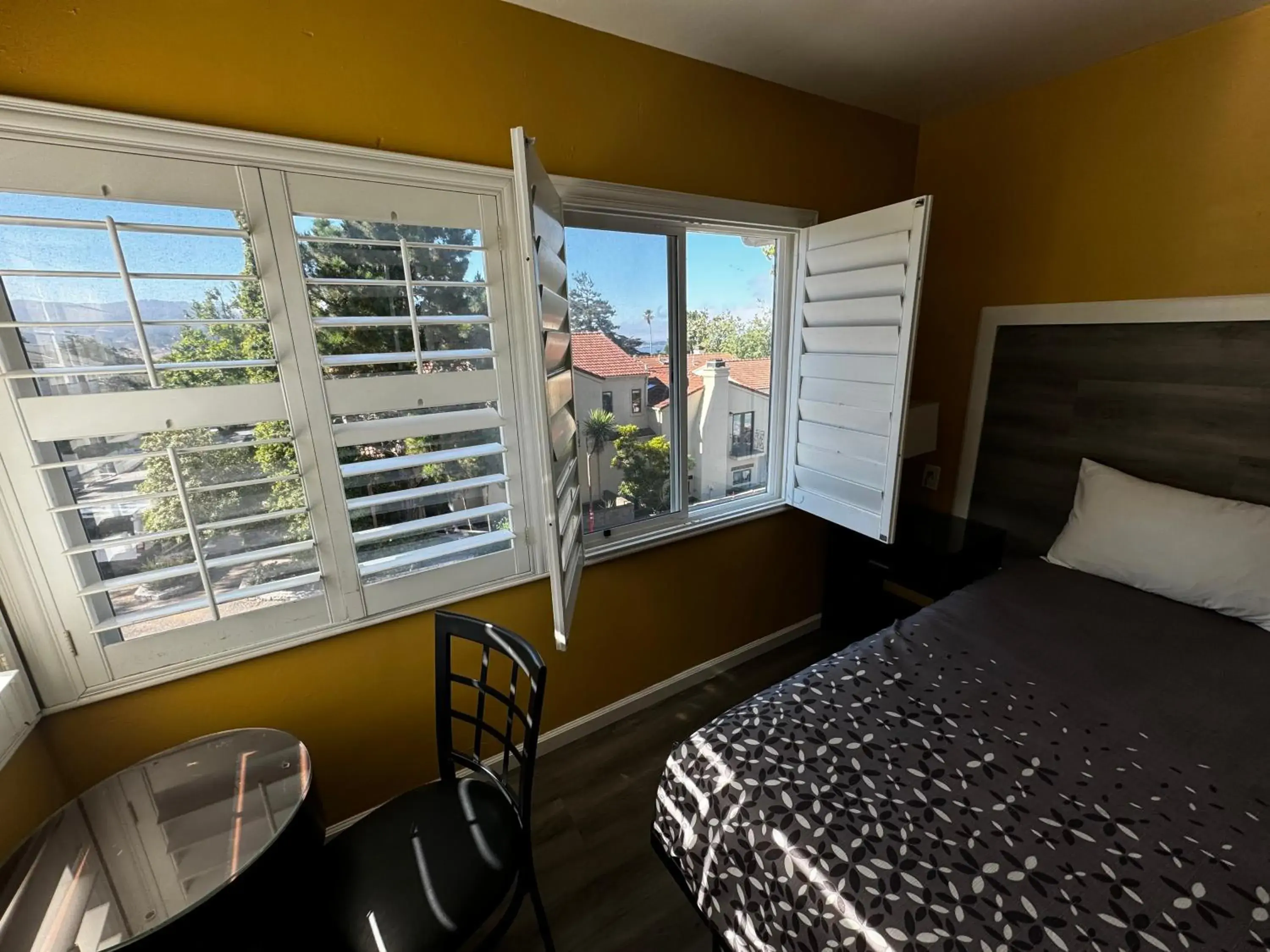 View (from property/room), Bed in Carmel Wayfarer Inn View (from property/room), Bed in Carmel Wayfarer Inn