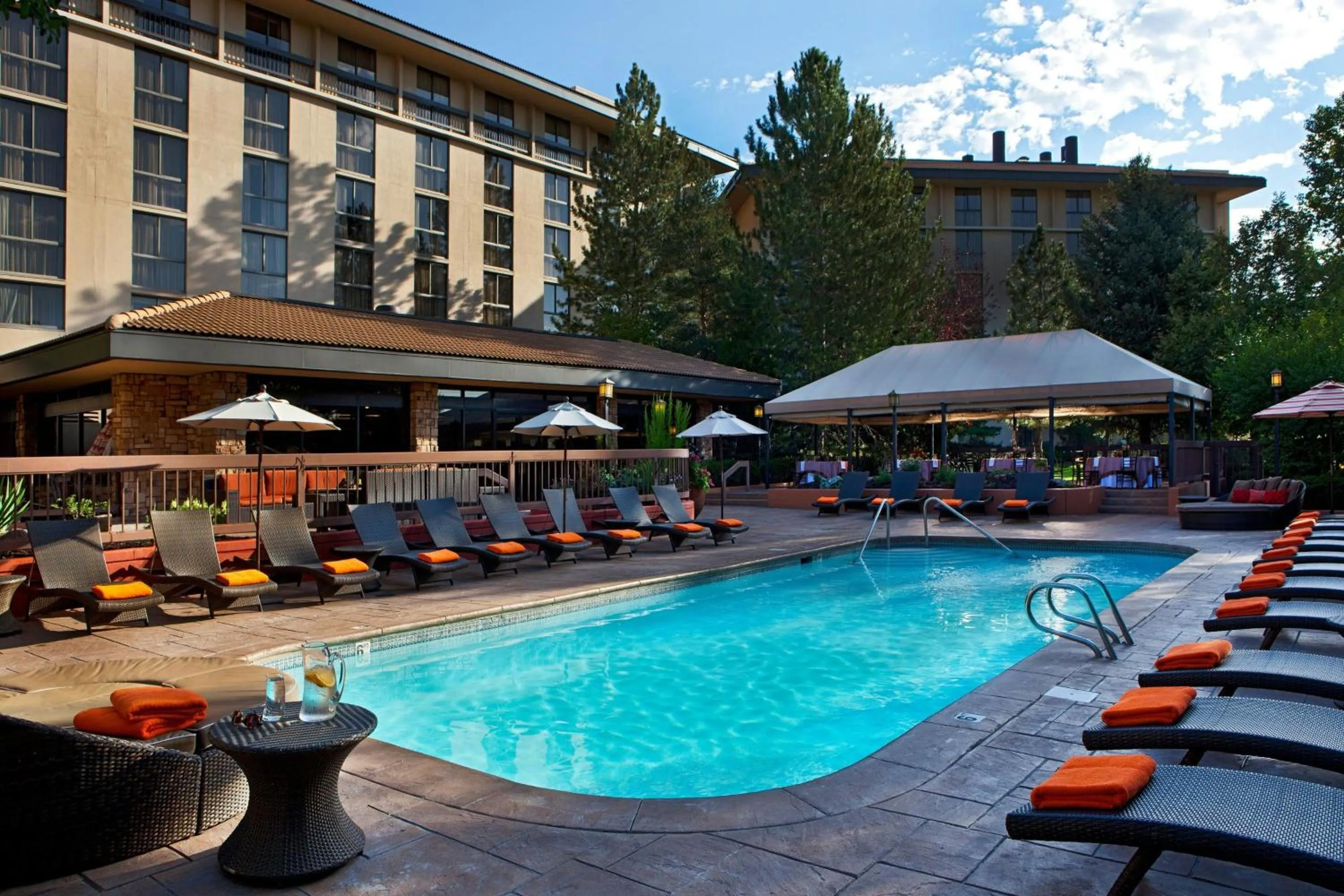 Swimming pool in Denver Marriott West