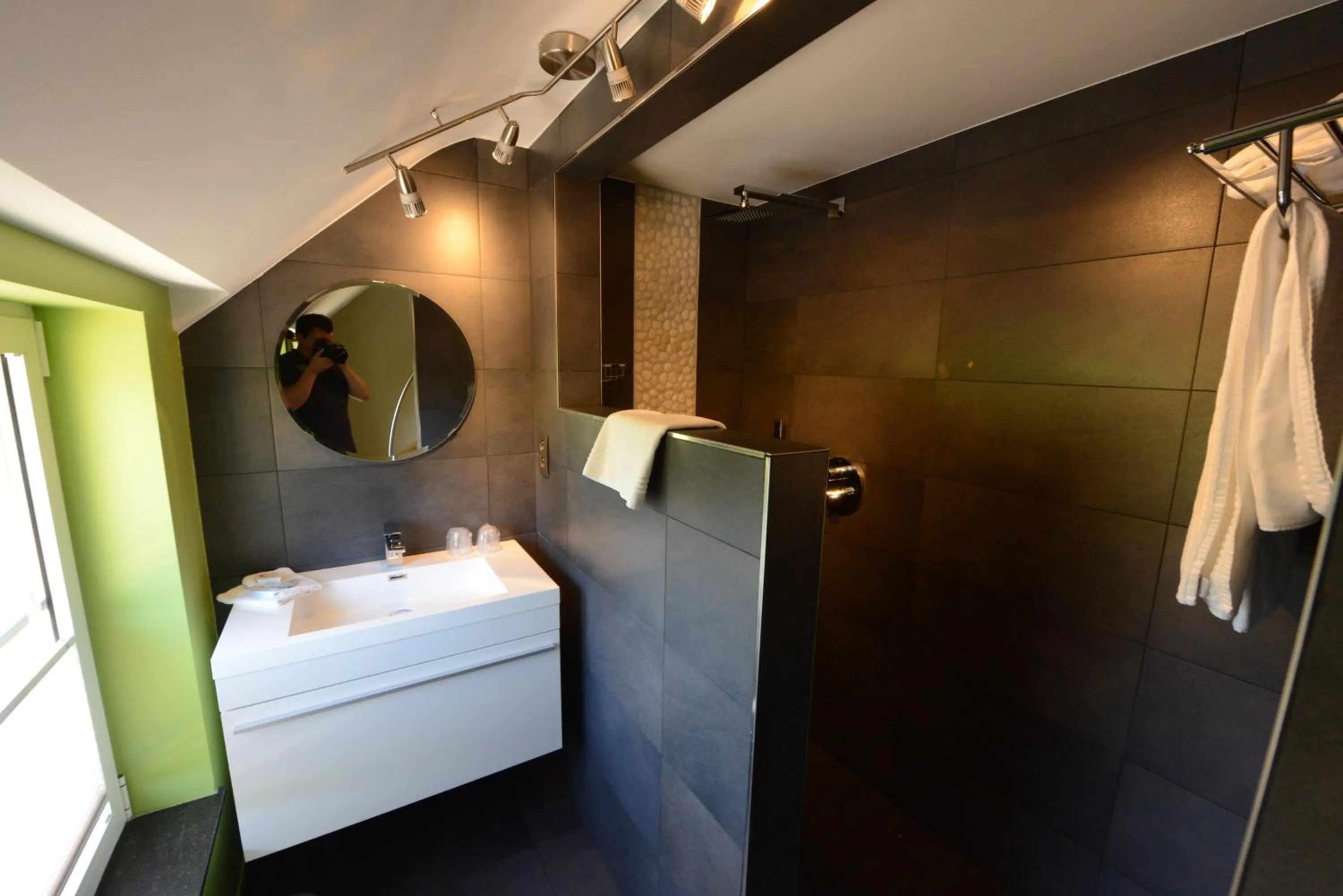 Bathroom, Bed in Les Coteaux du Vinave