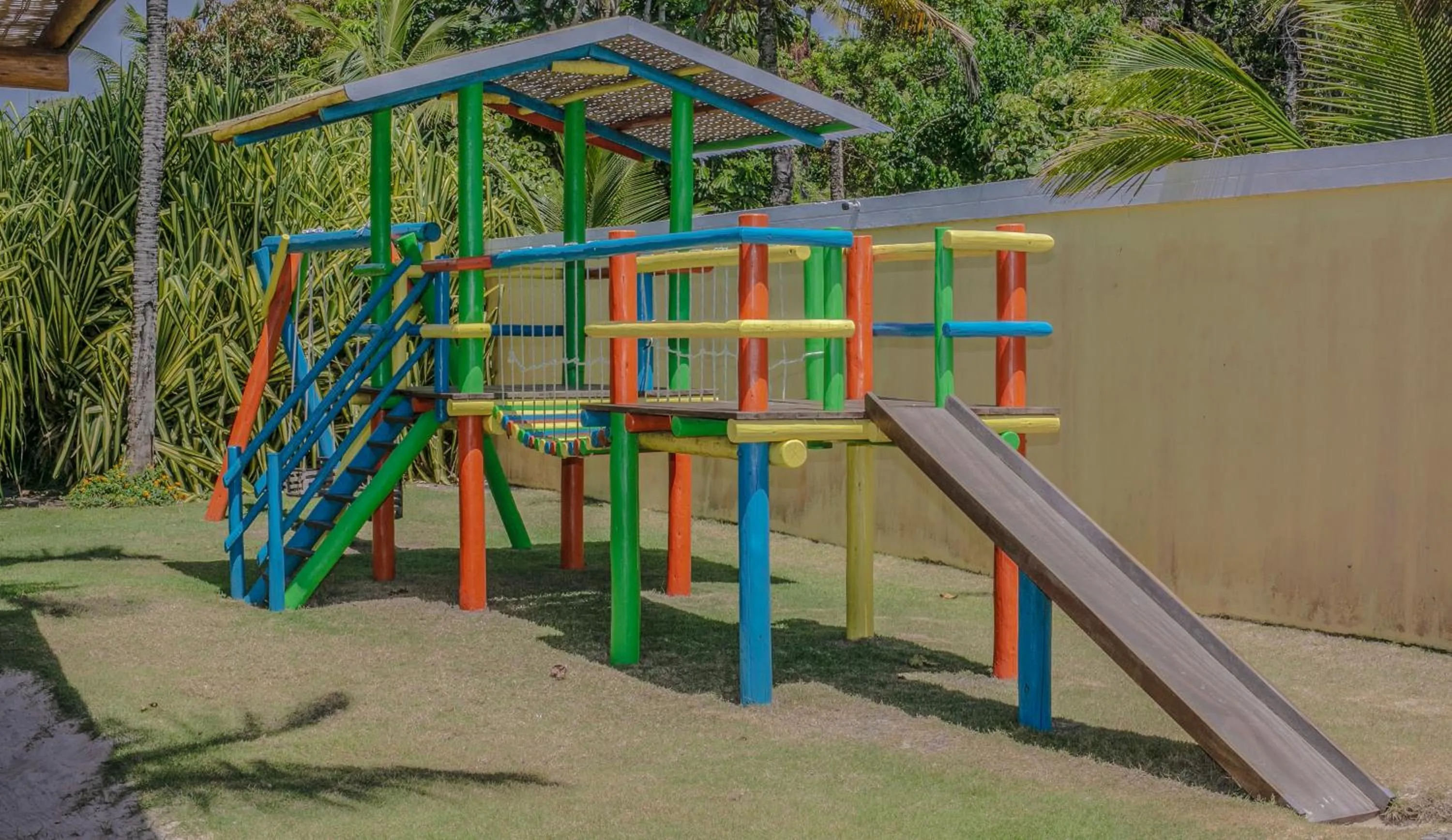 Children play ground in Arraial Bangalô Praia Hotel