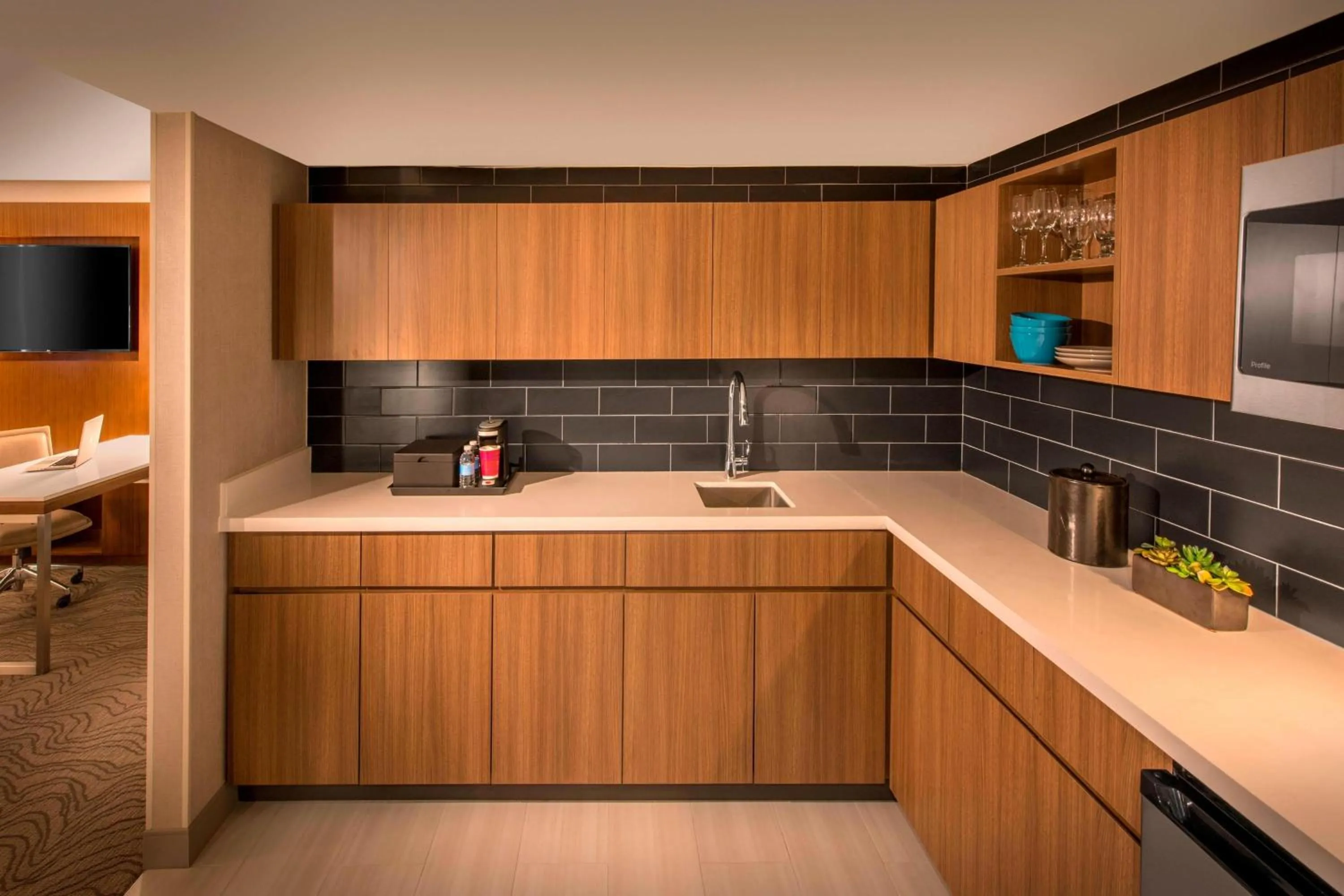 Kitchen or kitchenette in Denver Marriott Tech Center