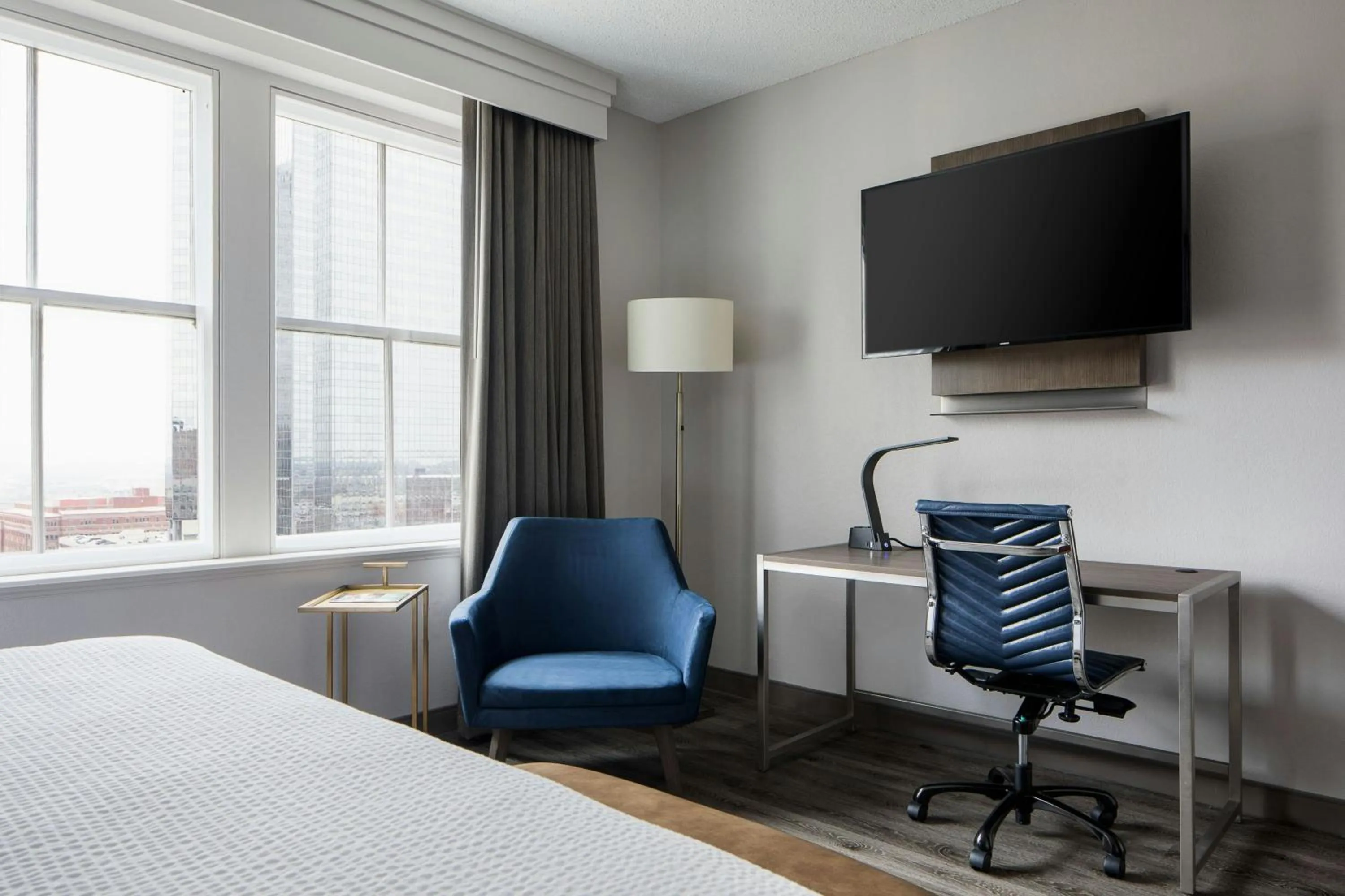 Photo of the whole room, Bed in Courtyard Fort Worth Downtown/Blackstone