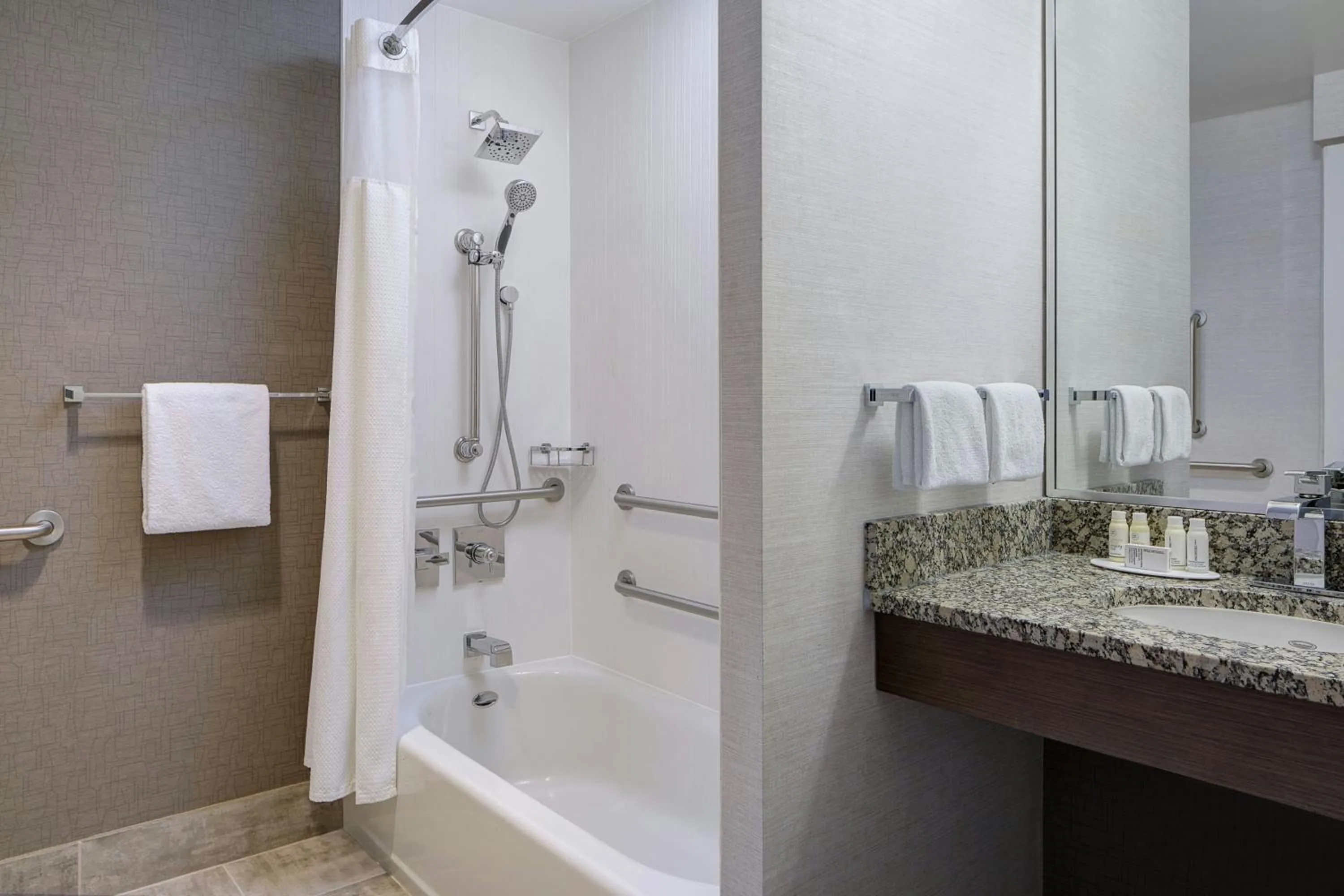 Bathroom in Courtyard Fort Worth Downtown/Blackstone