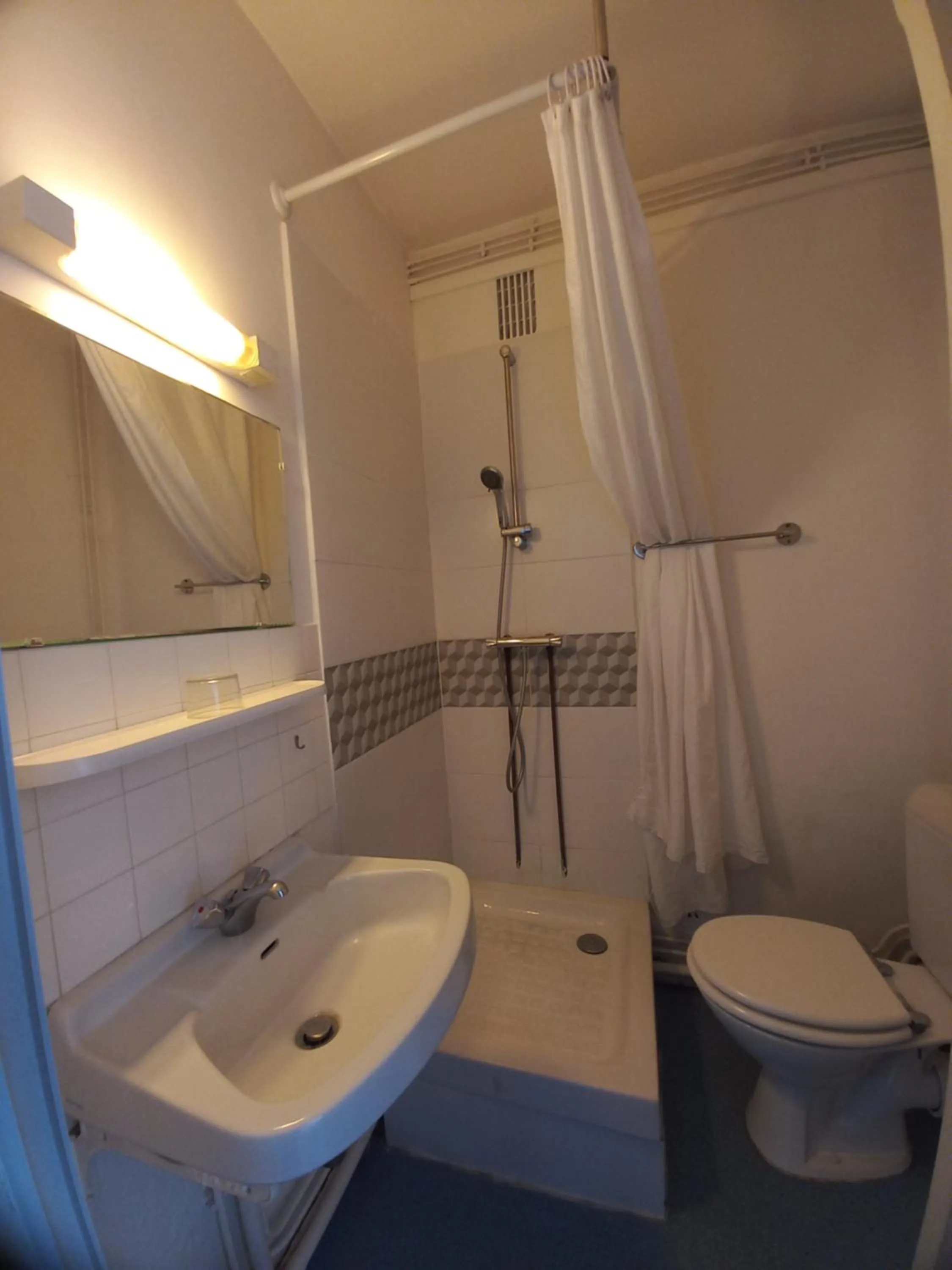 Shower in Hôtel Labat