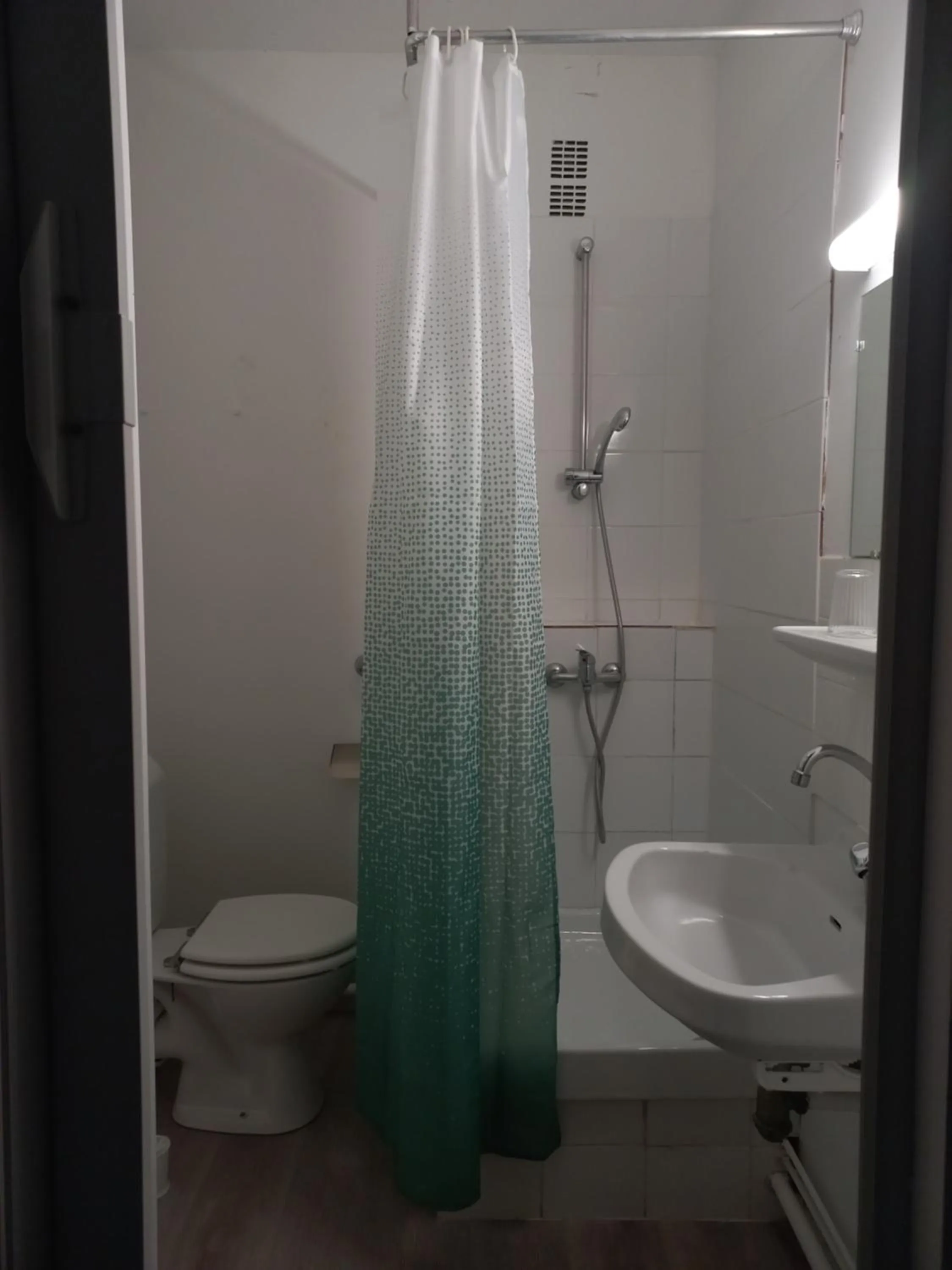 Shower in Hôtel Labat