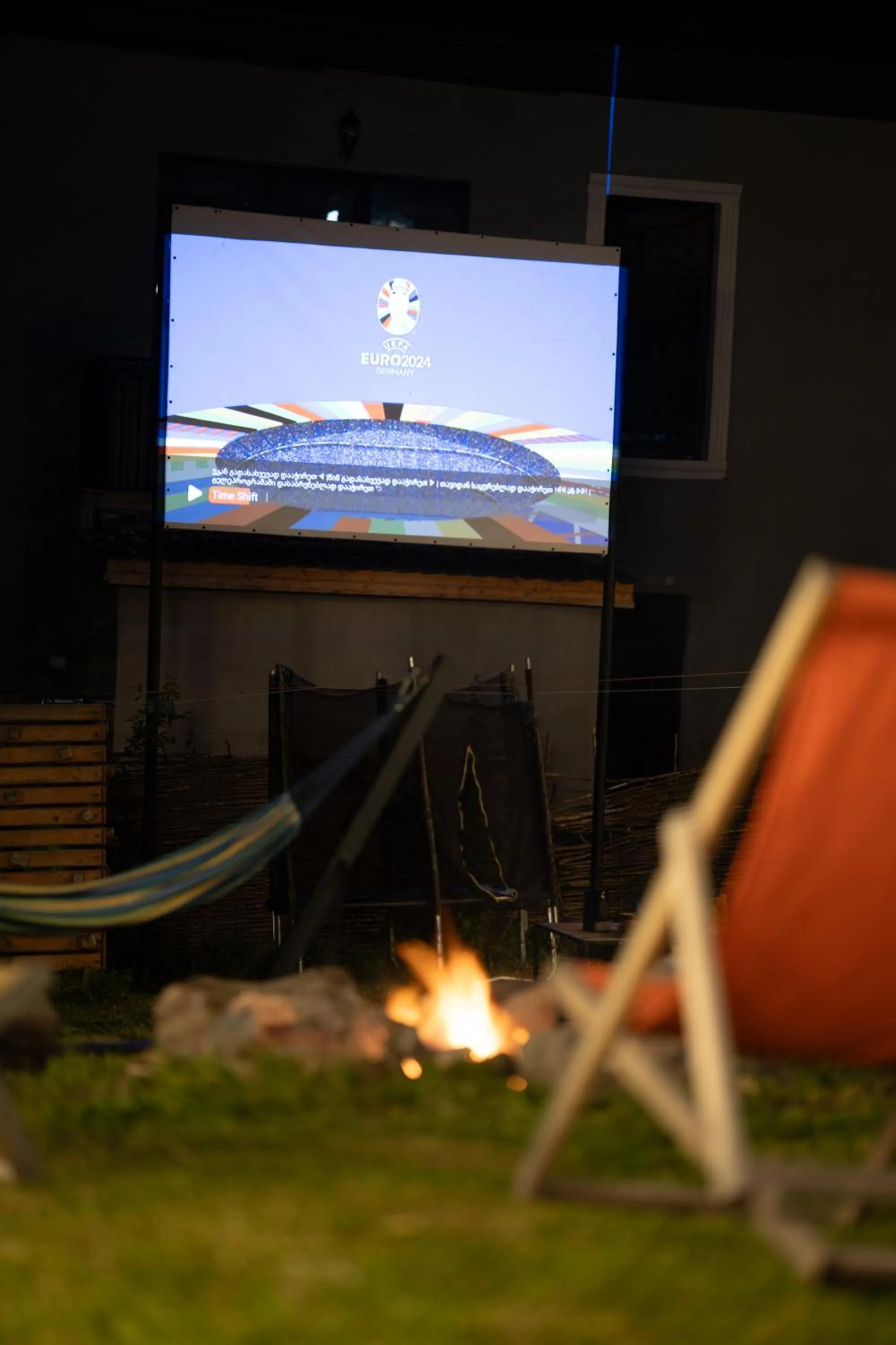 Communal lounge/ TV room in Kazbegi Cottages