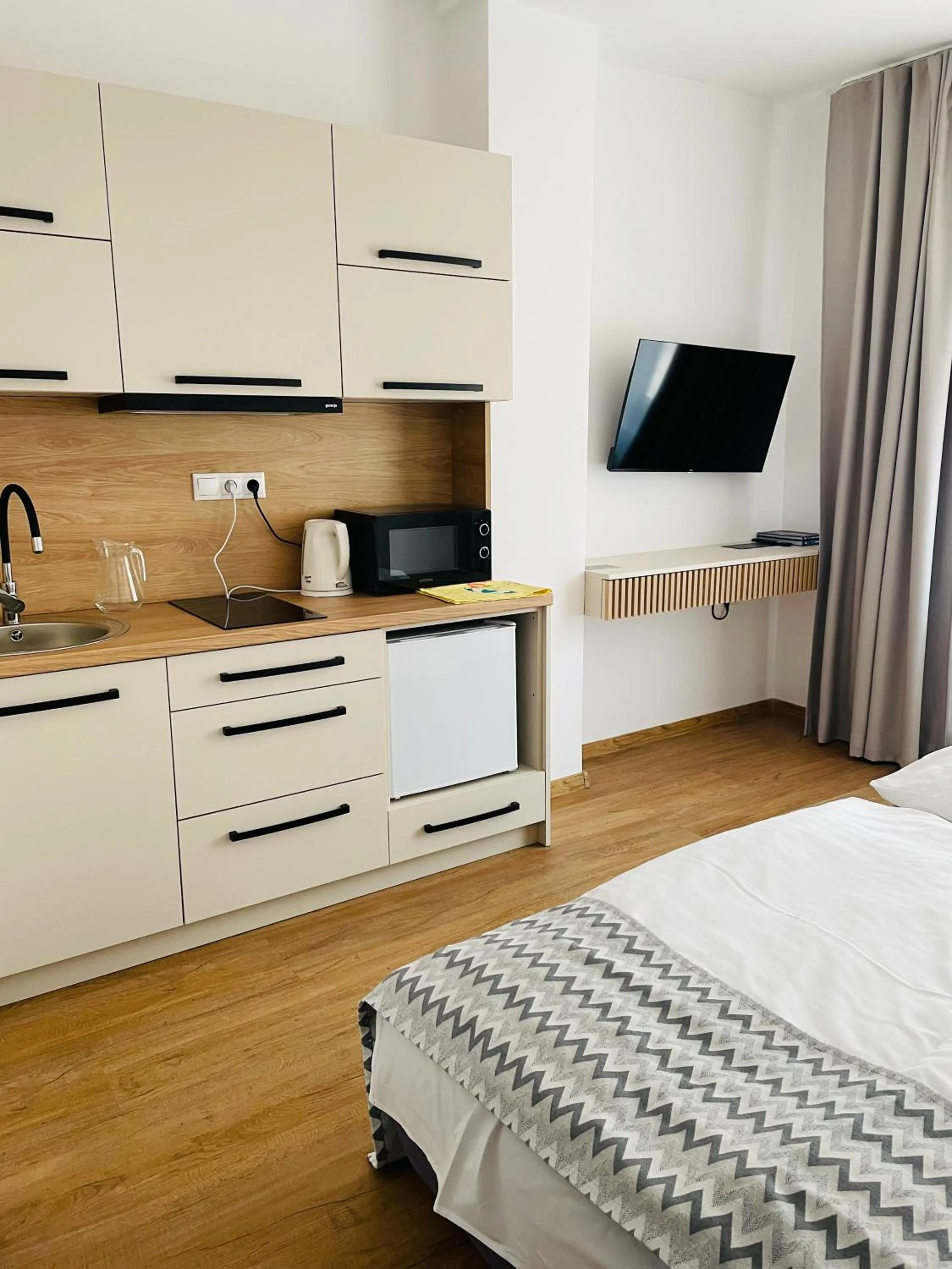 Kitchen or kitchenette, Bed in Hotel Slanica