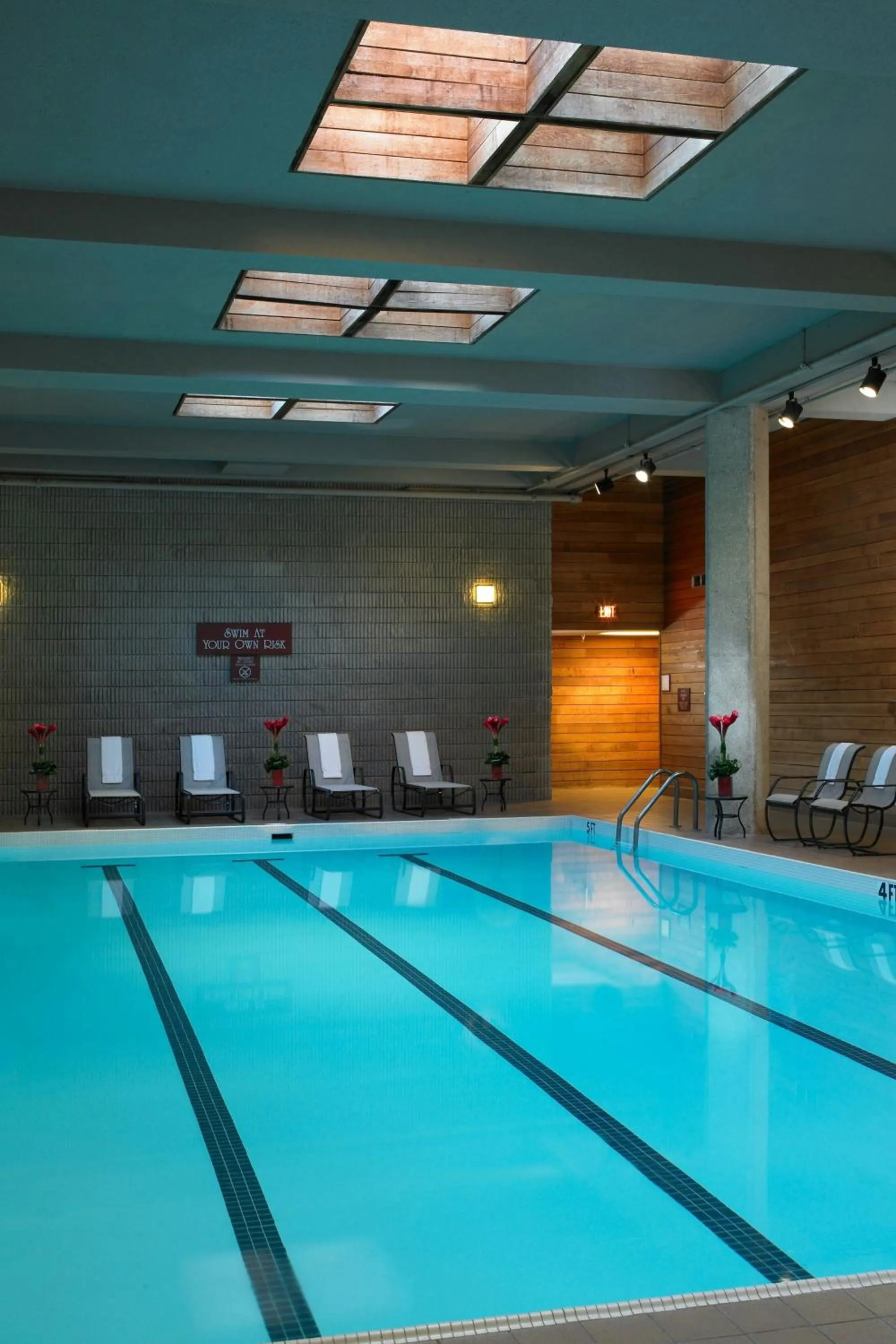 Swimming pool in Des Moines Marriott Downtown
