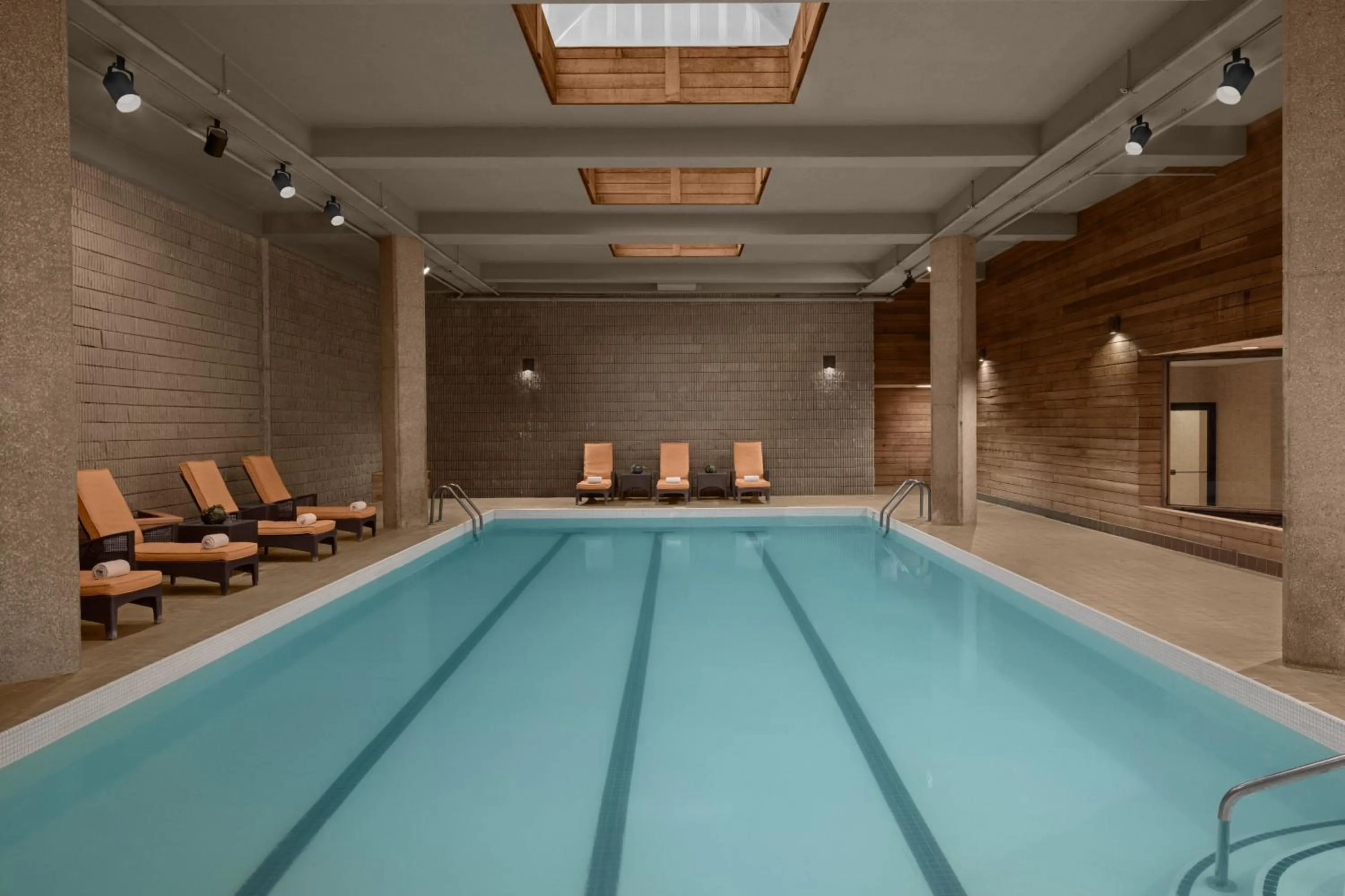 Swimming pool in Des Moines Marriott Downtown