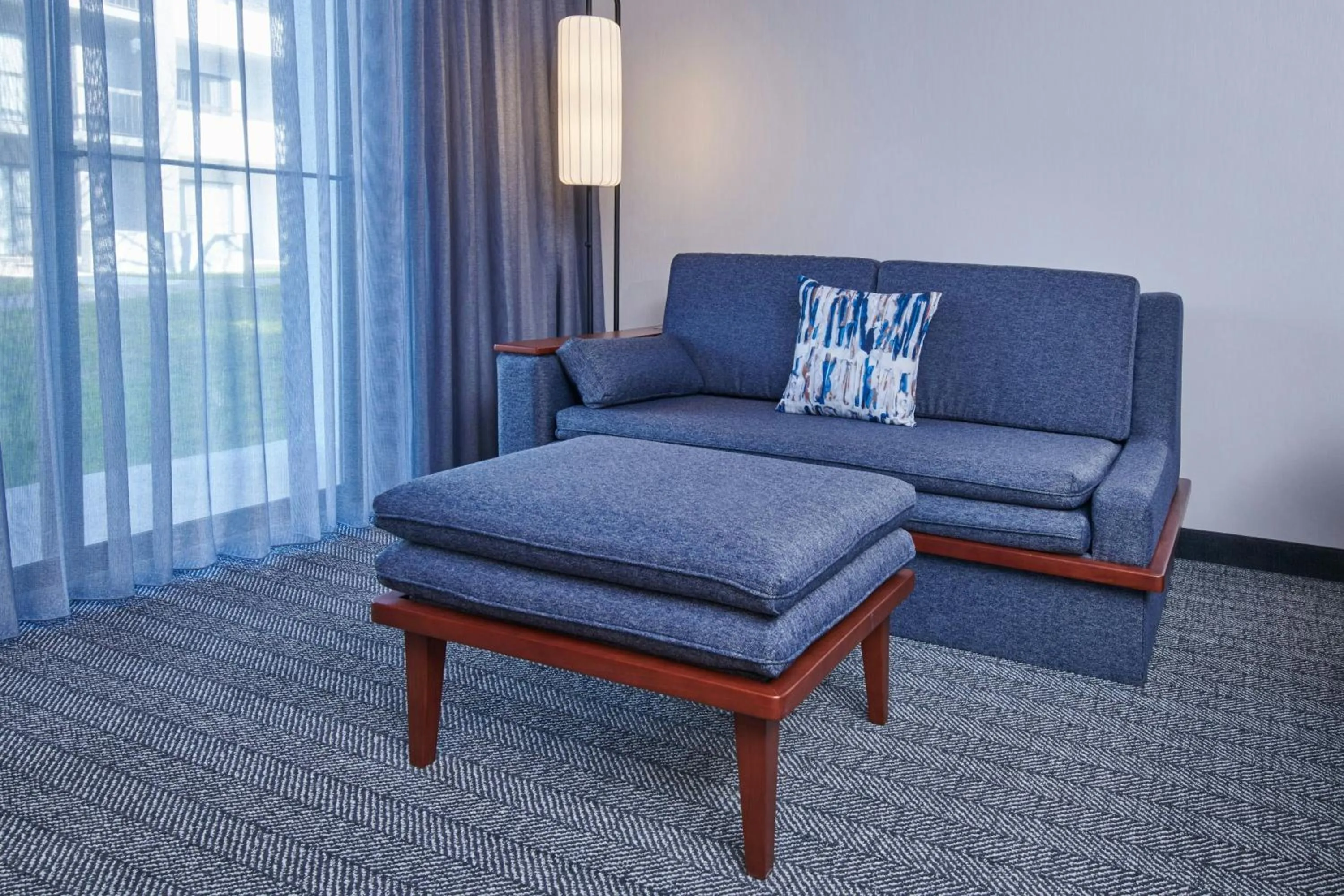 Bedroom in Courtyard Detroit Metro Airport Romulus