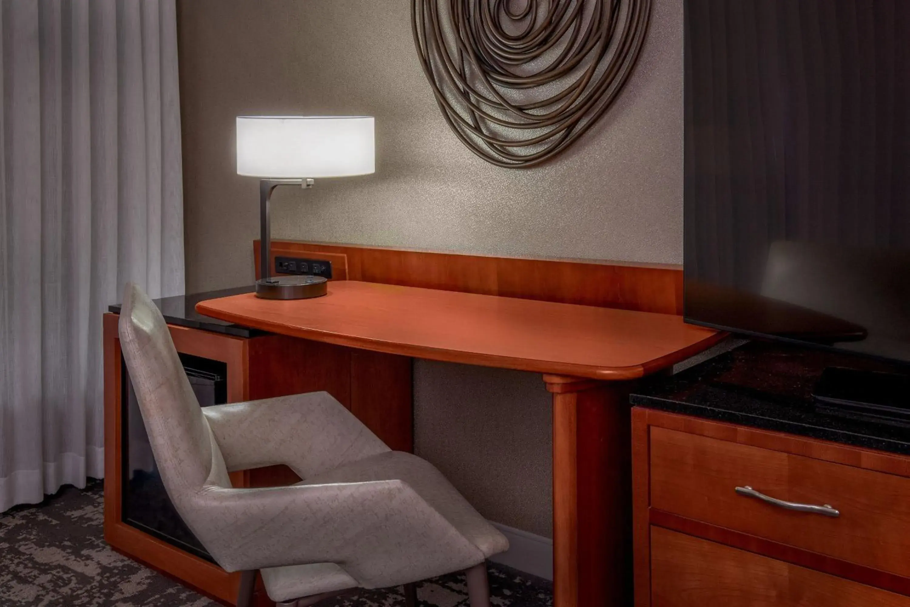 Traditional King Room - Concierge Level in Marriott Park Ridge Traditional King Room - Concierge Level in Marriott Park Ridge