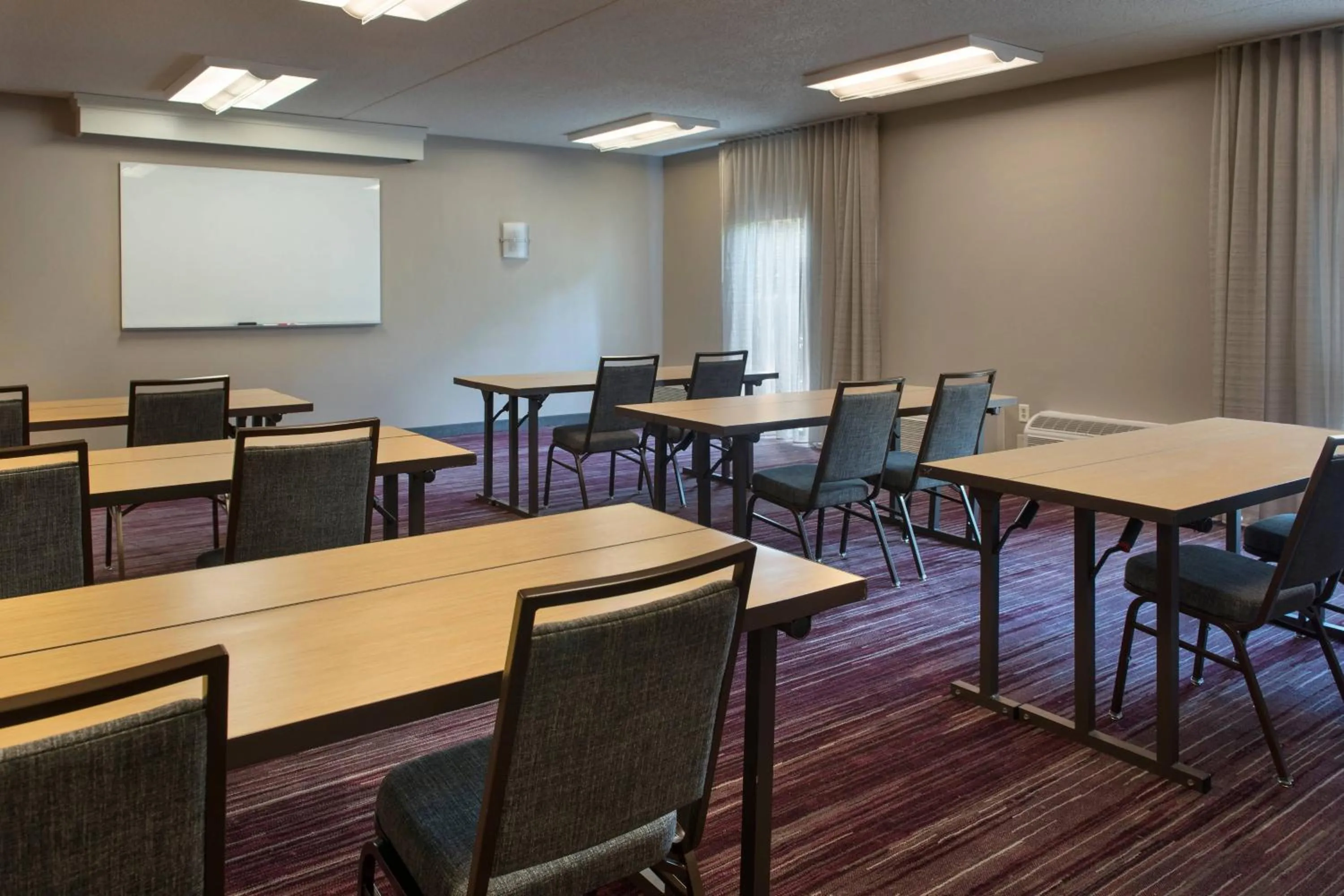 Meeting/conference room in Courtyard by Marriott Lincroft Red Bank