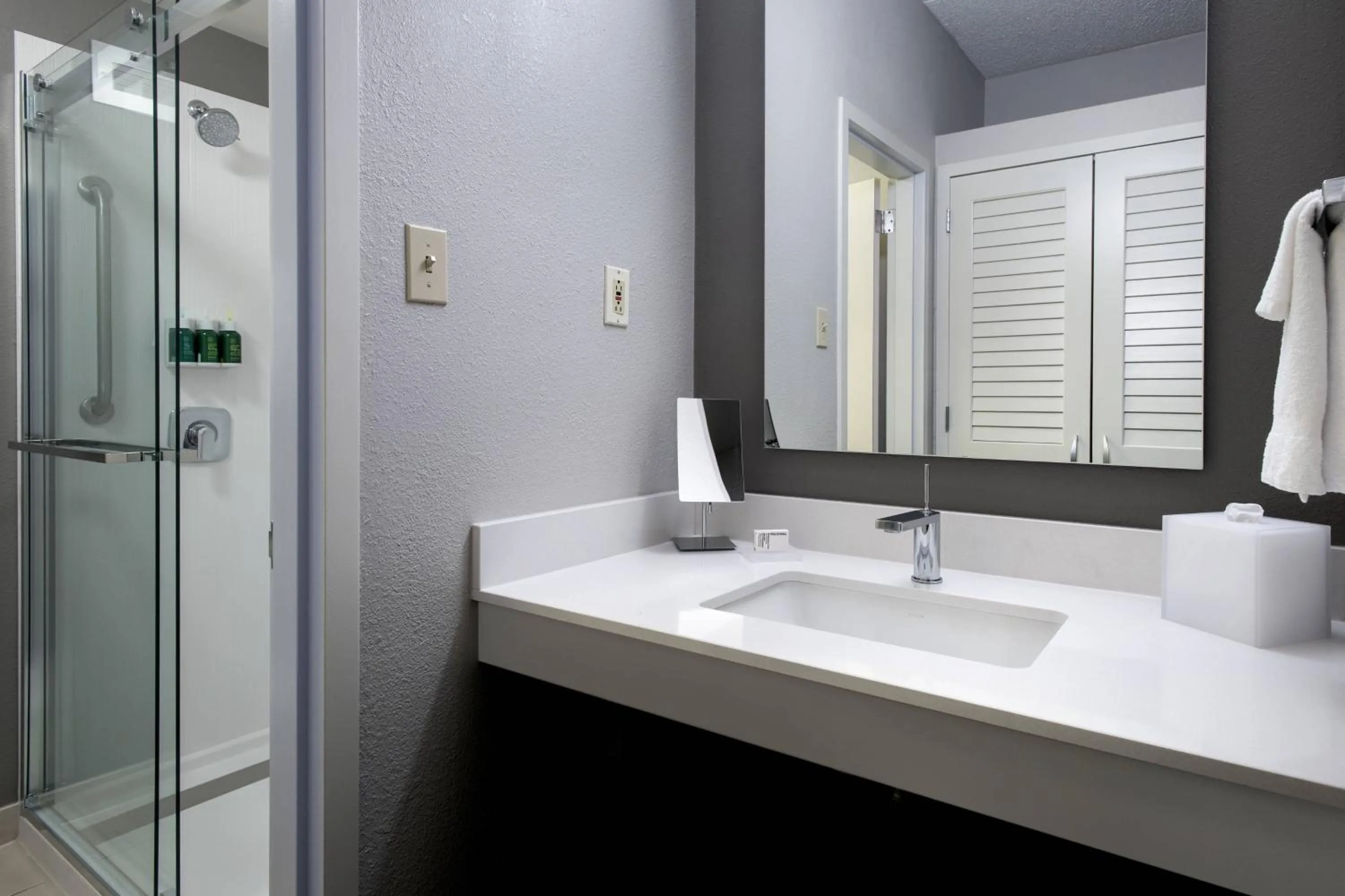 Bathroom in Courtyard by Marriott Lincroft Red Bank