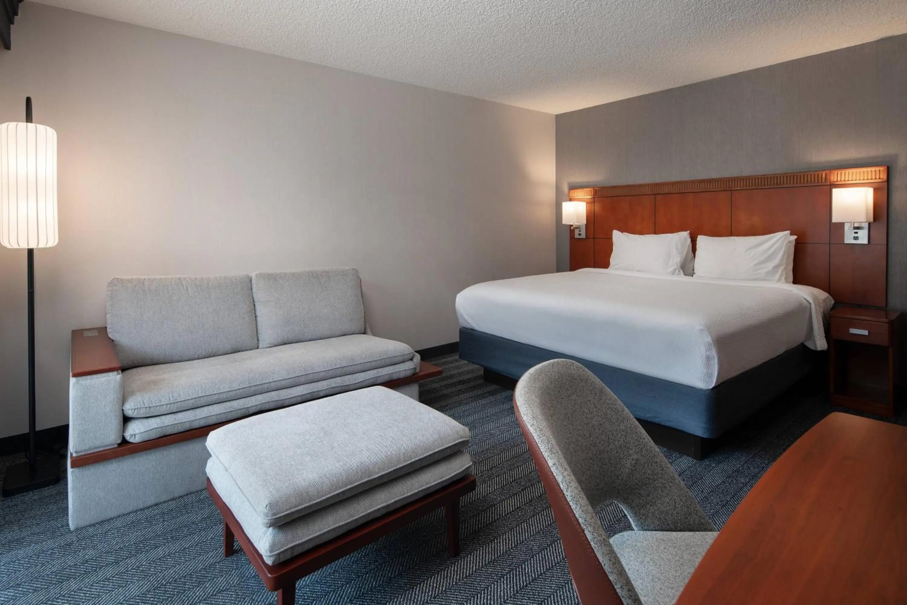 Photo of the whole room, Bed in Courtyard by Marriott Fresno