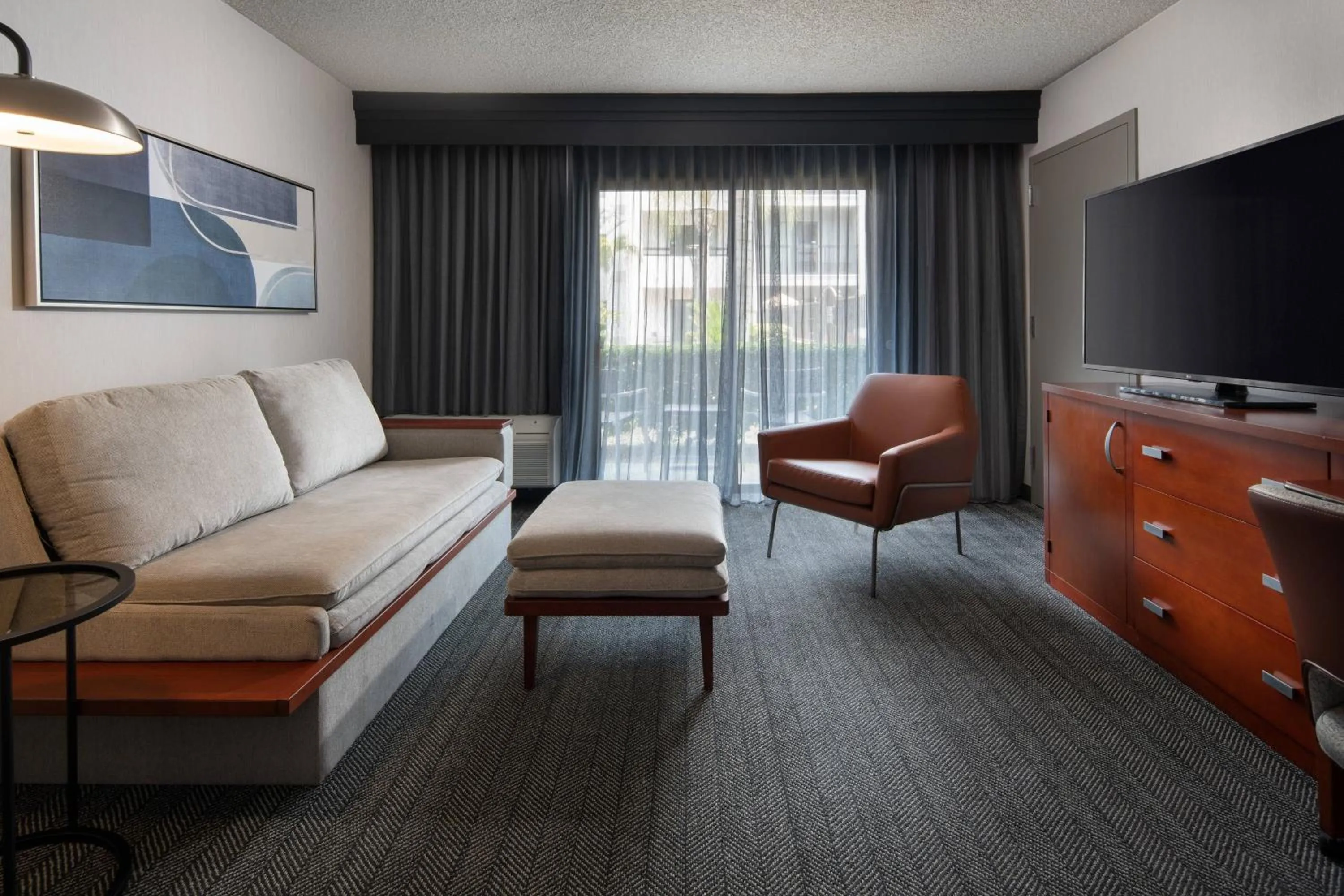 Living room in Courtyard by Marriott Fresno