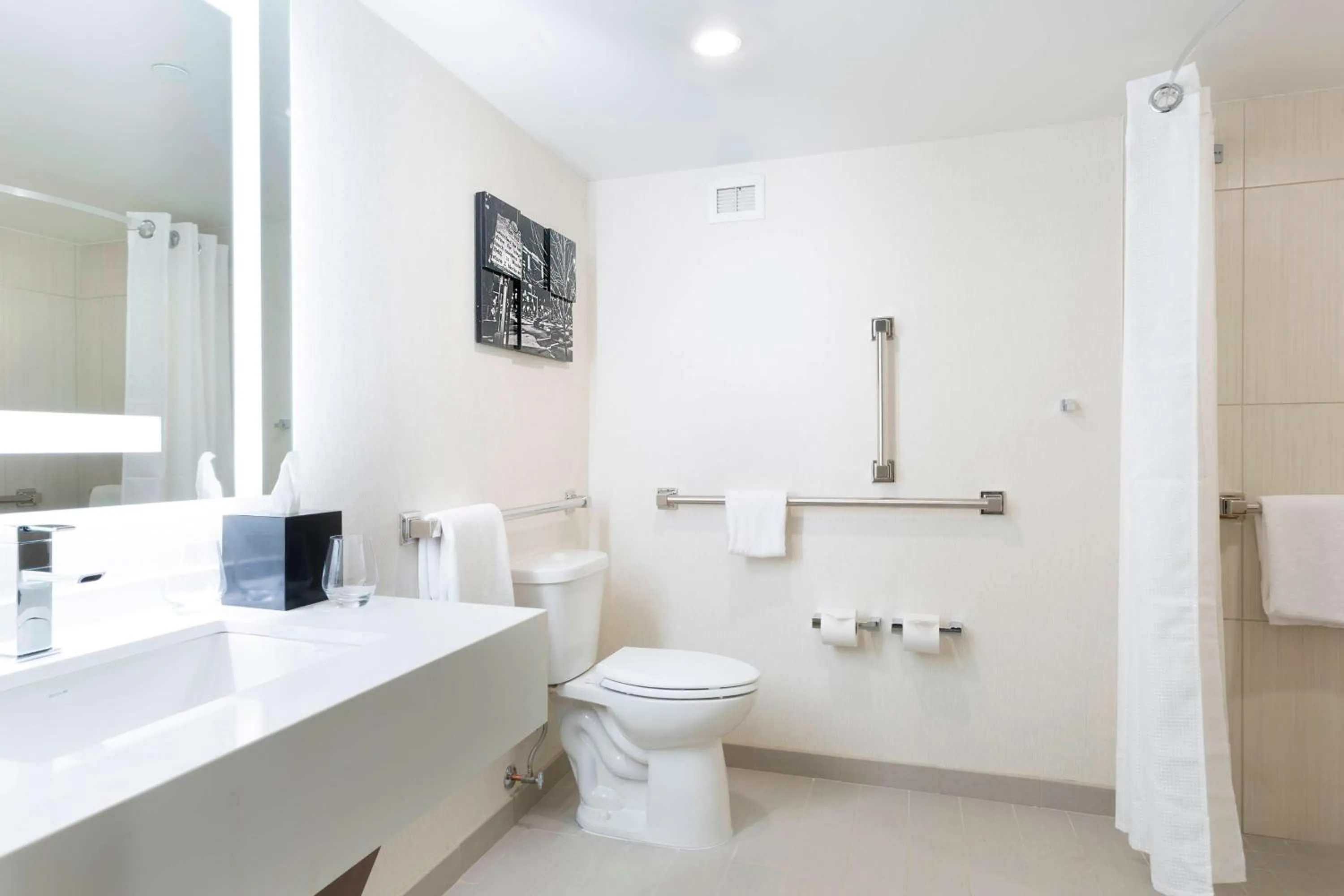 Bathroom in Greensboro-High Point Marriott Airport