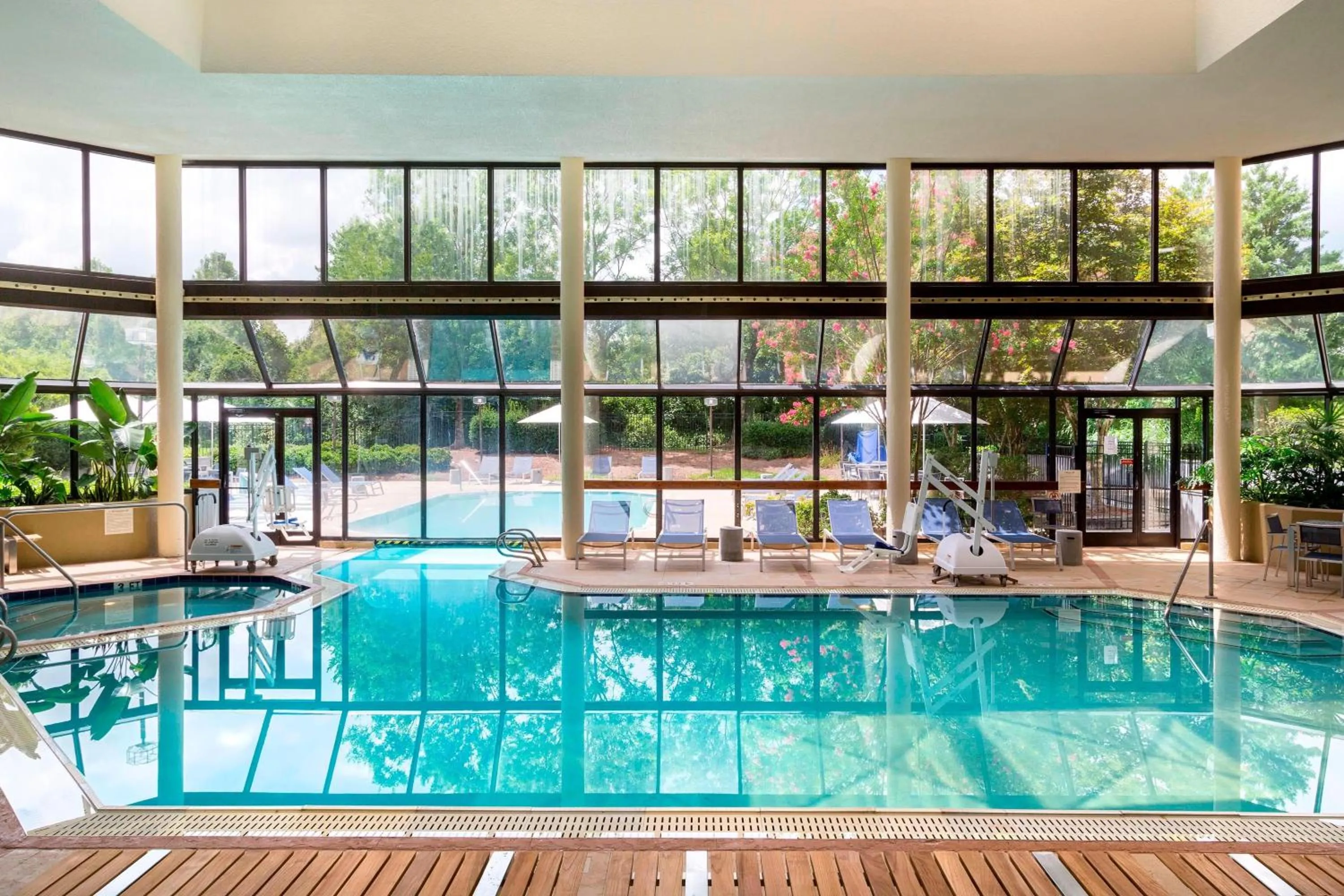 Swimming pool in Greensboro-High Point Marriott Airport
