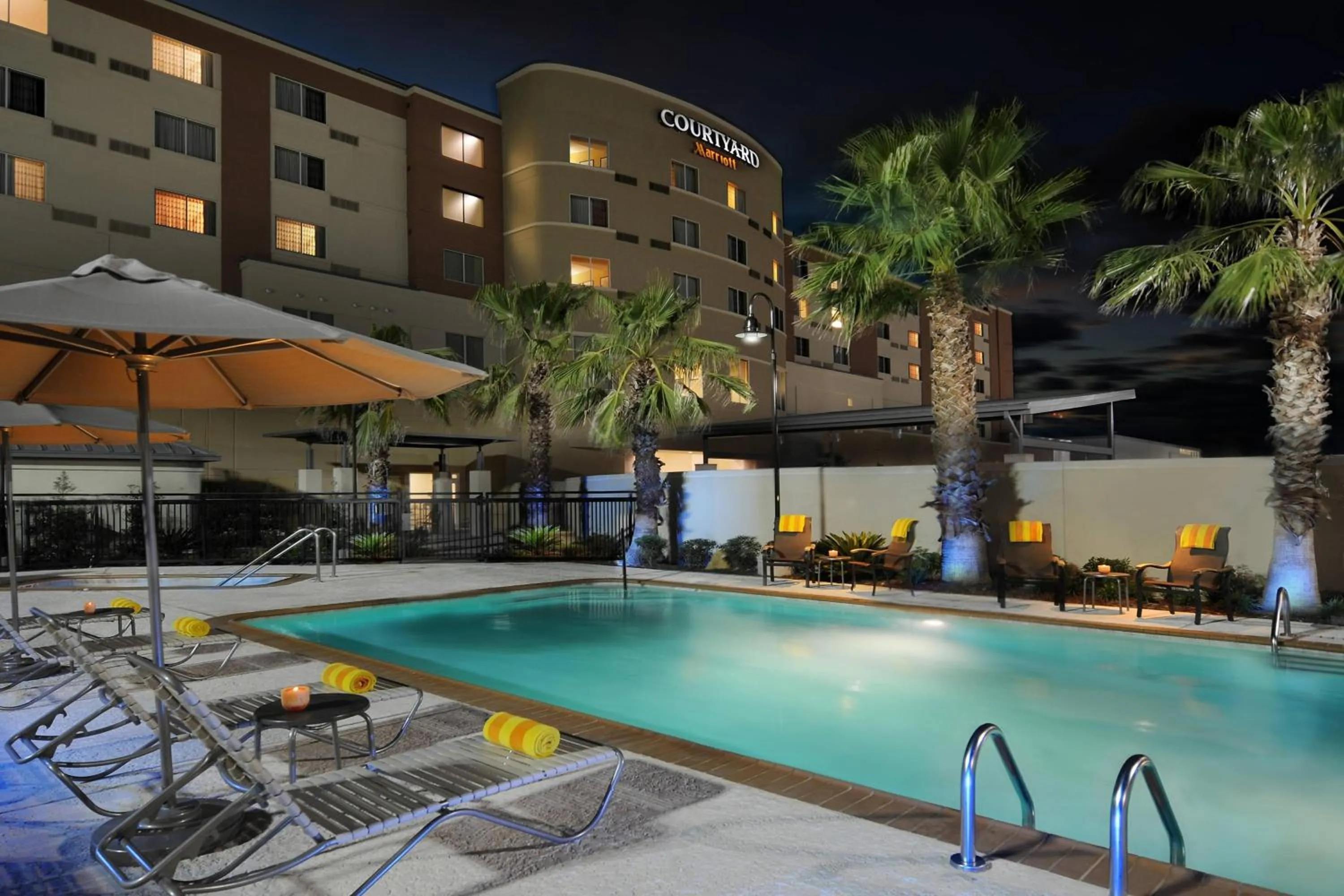 Swimming pool in Courtyard Marriott Houston Pearland