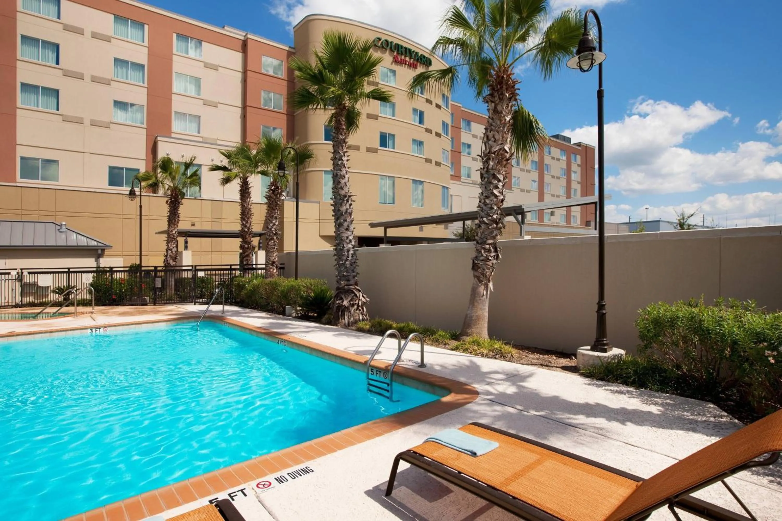 Swimming pool in Courtyard Marriott Houston Pearland
